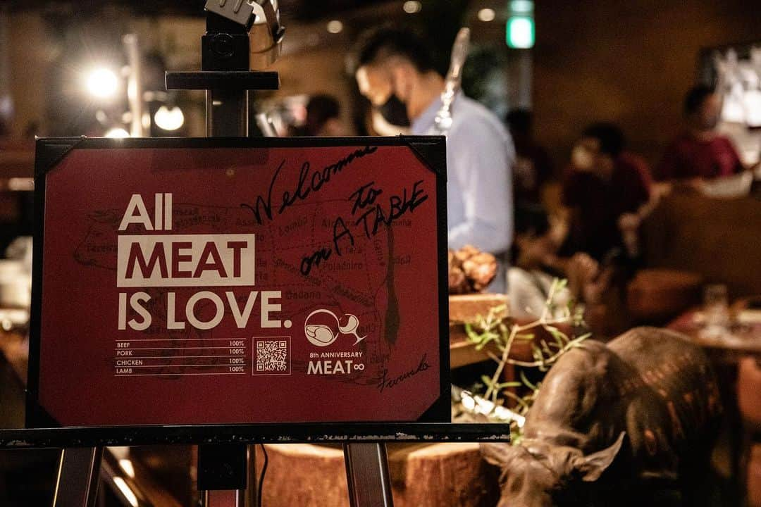 GRANADA SUITE（グラナダスィート福岡）のインスタグラム：「.  2023.04.30「MEAT∞ × STEAK mob」  九州産の贅沢な肉料理が食べ放題のブッフェイベント開催！  イベントのイメージカラーはRED🥩 当日は店内を赤色に装飾し、お客様をお出迎え致します  食欲を刺激する赤色に囲まれながら 九州産食材をたっぷり使ったお料理を思う存分お楽しみください  【ブッフェ料理一例】 ・ローストビーフマウンテン　“オンアターブル・ファヒータ” ・プライムビーフのステーキ　“チミチュリ・オニオン・ソルト” ・ブラッケンドポークステーキ　ケイジャン風 ・タンドリー風チキンステーキと宮崎カラーピーマンのシュラスコスタイル ・フィリーチーズステーキ　“九州の国産チーズと薄切りステーキサンド” ・長崎エリンギステーキとアンチョビ＆ケッパー ・マグロとビーンズ　チョップドサラダ　“福岡 砂地栽培のナガタ農園”  『MEAT∞ × STEAK mob 』 日 程：2023年4月30日（日） 金 額：お一人様7,000円（税サ込）　フリードリンク2時間付き 予 約： ご予約の際はお電話・WEB・DM等にて受付中 @granadasuite_onatable お気軽にお問い合わせください 皆様のご来店心よりお待ちしています。  ※ドリンク別プラン5,500円（税サ込）もご用意しております ※メニューは仕入れにより変更する場合がございます ※お席は２時間制となっております  #onatable #granadasuiteonatable #オンアターブル #肉の日 #肉の日イベント #肉寿司 #肉スタグラム #肉スタグラマー #福岡グルメ部 #肉グルメ #福岡ディナー中洲グルメ #福岡肉バル #グリルダイニング#肉肉女 #肉好き #肉好きな人と繋がりたい #福岡ビュッフェ #肉料理 #肉好き女子 #ステーキディナー#肉食べたい #福岡イベント情報 #福岡女子会 #福岡ディナー #福岡デート #福岡イベント」