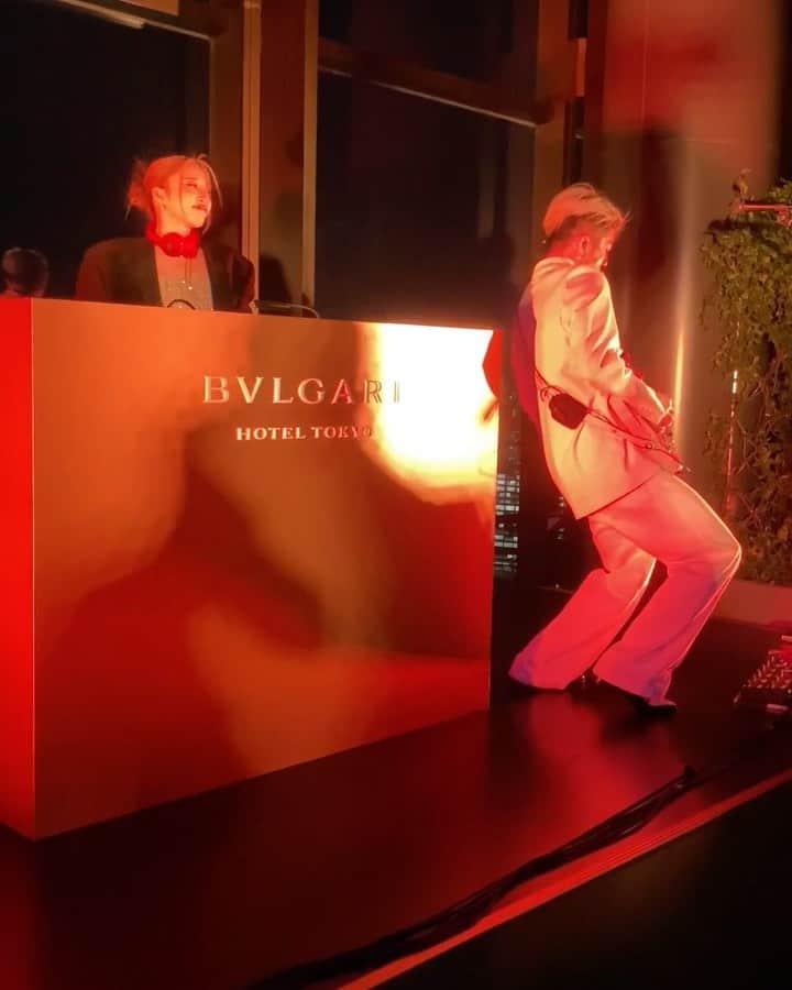 植野有砂のインスタグラム：「Thank you @bulgari for having me as a DJ for @bulgarihotels Tokyo Opening 🥳 and had so much fun to reunite with @miyavi_ishihara on stage 🎸🔥ブルガリホテル東京のオープニングパーティでDJをさせていただきました✨そしてサプライズでMIYAVIさん登場😜 久々のMIYAVIさんとのステージはやはり刺激的で痺れました🔥🔥 個人的に最後の動画のMIYAVIさんがビートに入るところ痺れるぅ😚(w) ありがとうございました✨🫶🏻  #Bulgari  #BulgariHotels  #BulgariHotelTokyo」