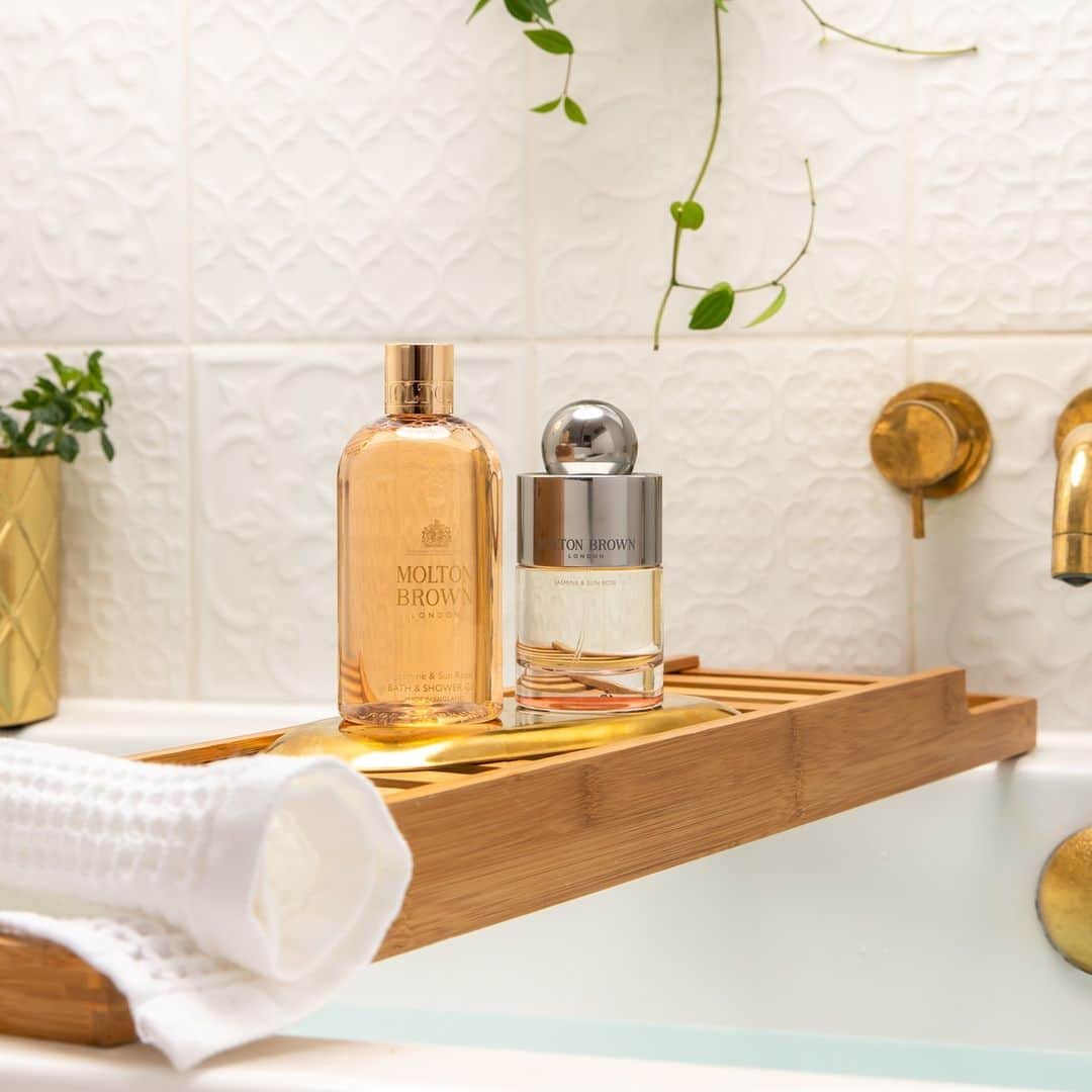 モルトンブラウンのインスタグラム：「The perfect spring soak-and-spritz ritual, complete with our captivating chypre Jasmine & Sun Rose collection.」