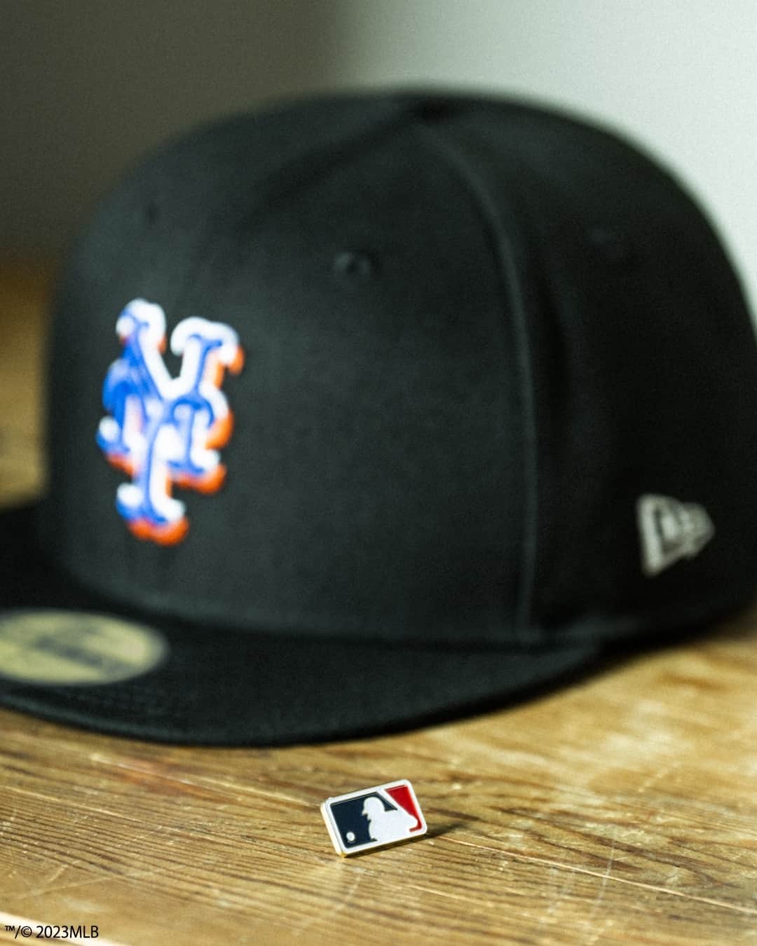 のインスタグラム：「MLB Pins⁠ ⁠ バッターマンロゴのピンズが付属するMLBキャップシリーズ。⁠ リアには球団のワードマークをレイアウト。⁠ ⁠ ⁠ #MLB #NEWERA #59FIFTY #Mets #ニューエラ #ニューエラキャップ」