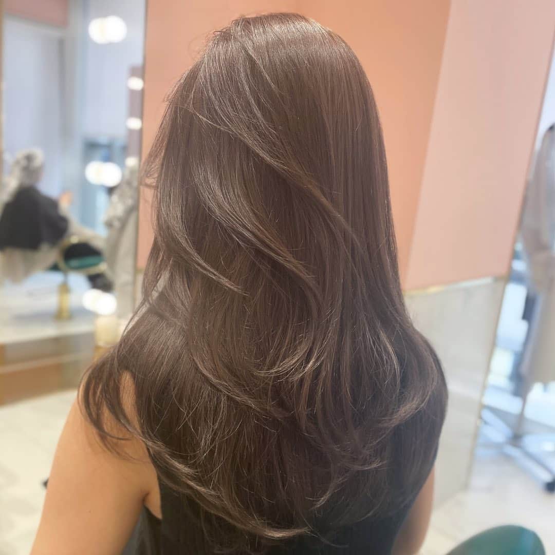 原涼香のインスタグラム：「大人気カラー!! 𝙣𝙪𝙙𝙚 𝙗𝙧𝙤𝙬𝙣 🤎✨ 赤味のない透明感カラーに ワンカールで可愛くなるレイヤーカット✔︎ ㅤㅤㅤㅤㅤㅤㅤㅤㅤㅤㅤㅤㅤㅤㅤㅤㅤㅤㅤㅤㅤㅤㅤㅤㅤㅤㅤㅤㅤㅤㅤㅤㅤㅤㅤㅤㅤㅤㅤ menu... ● カット ● プレミアムケアカラー ● バイカルテトリートメント ㅤㅤㅤㅤㅤㅤㅤㅤㅤㅤㅤㅤㅤ 春ヘアー是非お任せください♡ ㅤㅤㅤㅤㅤㅤㅤㅤㅤㅤㅤㅤㅤㅤㅤㅤㅤㅤㅤㅤㅤㅤㅤㅤㅤㅤㅤㅤㅤㅤㅤㅤㅤㅤㅤㅤㅤㅤㅤㅤㅤㅤㅤㅤㅤㅤㅤㅤㅤㅤㅤㅤ ㅤㅤㅤㅤㅤㅤㅤㅤㅤㅤㅤㅤㅤ  ㅤㅤㅤㅤㅤㅤㅤㅤㅤㅤㅤㅤㅤ ㅤㅤㅤㅤㅤㅤㅤㅤㅤㅤㅤㅤㅤ  ㅤㅤㅤㅤㅤㅤㅤㅤㅤㅤㅤㅤㅤ #SHIMA#韓国ヘア#韓国スタイル#海外ヘア#ハイトーン#ブリーチカラー#ブリーチなしカラー#グレージュ#ベージュ#オリーブグレージュ#オリーブカラー#ラベンダーグレージュ#ラベンダーカラー#透明感カラー#銀座美容室#銀座美容院#ワンホンヘア#ワンホン#暗髪#시스루뱅#레이어컷#레이어드컷」
