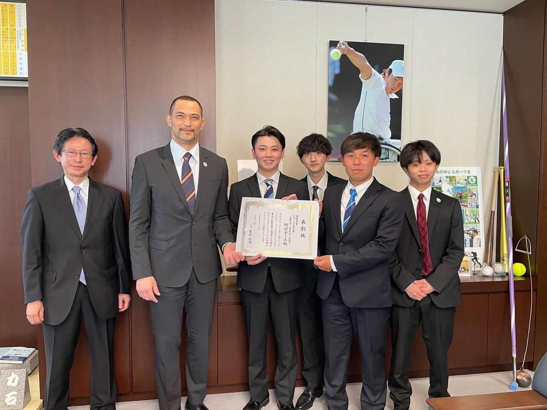 近畿大学総務部広報室のインスタグラム：「Takahashi seminar students got awarded by @koji_murofushi for suggestions they made.  @wmg2021_kansai  #kindaiuniversity   高橋一夫教授 「観光のマーケティング・マネジメント」ゼミ生 インターカレッジ・コンペティション2022 室伏浩司・スポーツ庁長官から最優秀賞を受賞しました！ 「SPORTS×FAMILY～運動会で深める家族の絆～」#近畿大学 #経営学部」