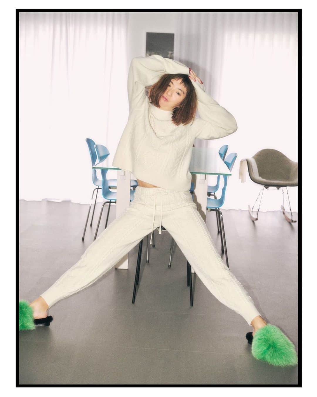 のインスタグラム：「COZ manufactured by WRAPINKNOT  <<NEW ITEM RELEASE>>  シーズン問わず、1年中ニットはカシミヤを着たい。  スタイリスト：安西こずえが手掛けるカシミヤニットの新作が間もなくリリース。  DATE:2023.4.10 PM12:00～  URL:https://the-knitbar.com/collections/coz」