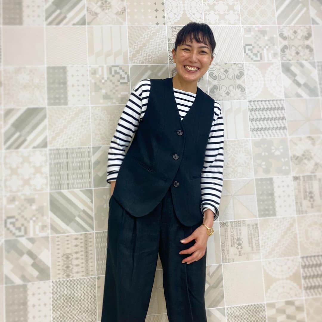 板谷由夏 のインスタグラム：「えーっと、 映画、夜明けまでバス停で 日本映画批評家大賞　主演女優賞 頂きました。昨日発表だったんですが お祝いメッセージ頂き、なんかこう しみじみと嬉しいのです。 高橋伴明監督、やったよ！！ この仕事は、人との出会いが全てです。 続けたいと希望をもらえるのも 諦めたくないと 歯を食いしばるのも 全て出会いがあるから。 映画は生きることを、豊かにしてくれると 信じています。 おばあちゃんになっても出会いを求め 続けていけたら 幸せだなあ、と思っています。 いつも、ありがとうございます。 この場を借りて感謝を。」