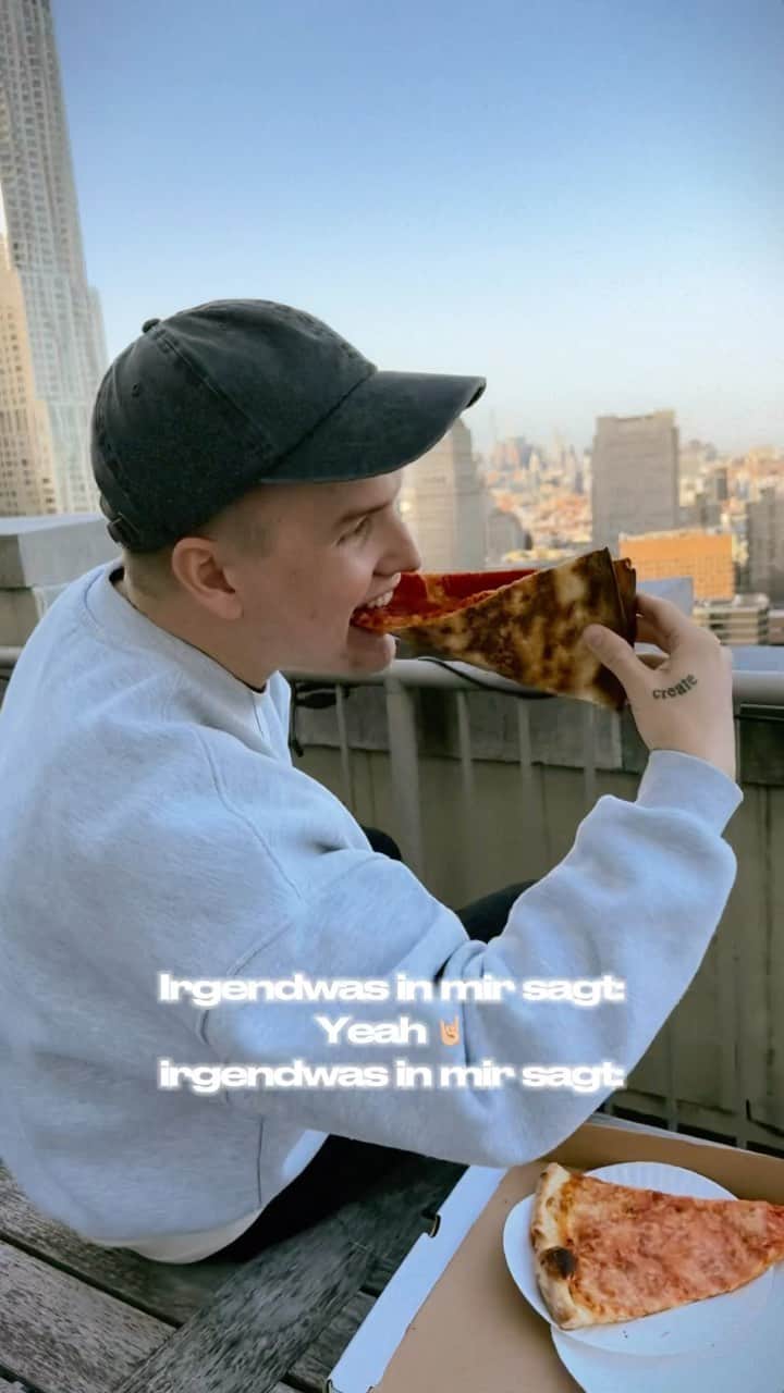 Kayefのインスタグラム：「Was ist deine Lieblingspizza 🍕 🤓」