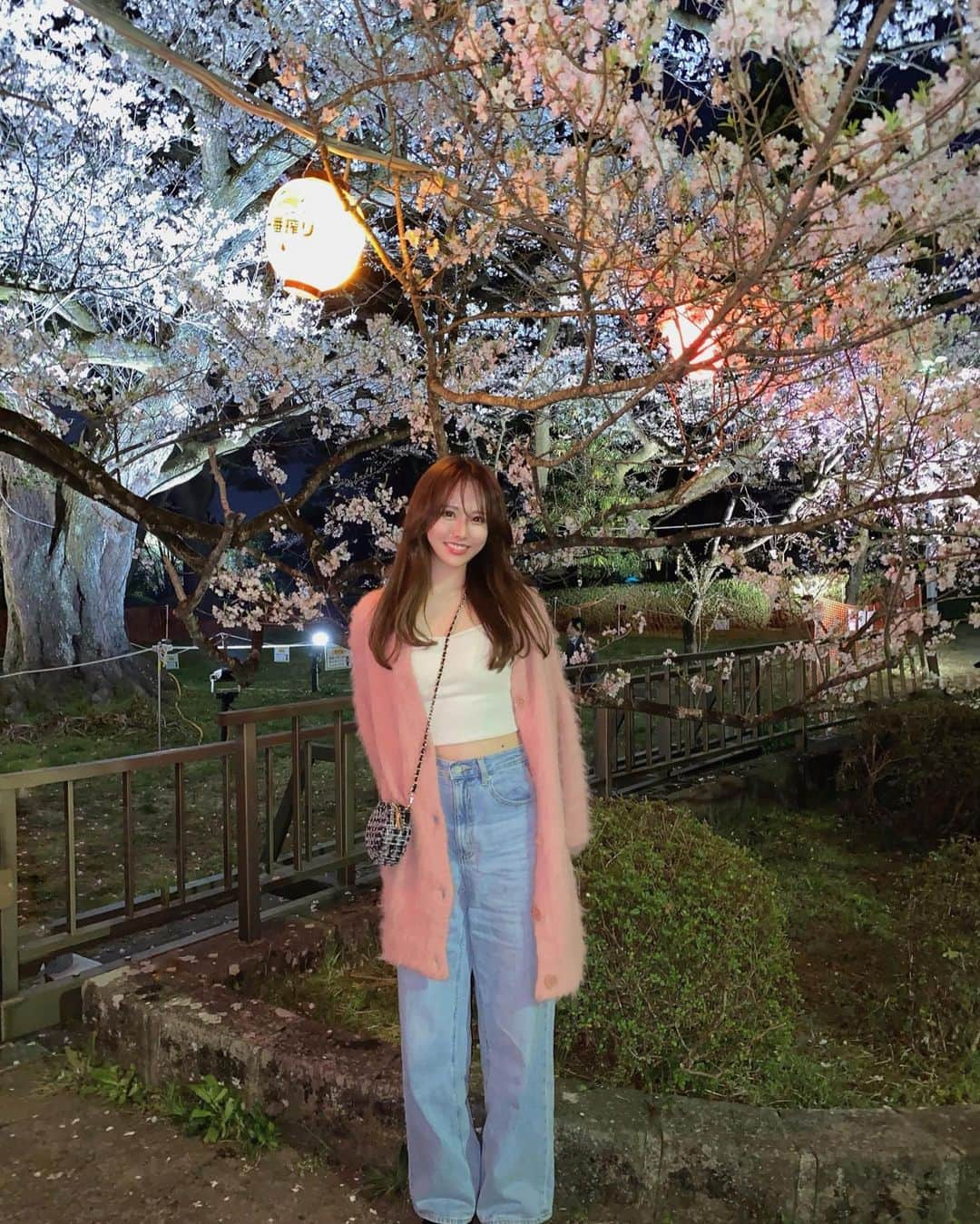 あやかさんのインスタグラム：「夜桜🌸 夜は急に冷えるから写真撮る時だけカーディガン開けた😂 . . #夜桜 #桜まつり #仙台榴岡公園 #お花見コーデ #仙台イベント #벚꽃 #꽃놀이 #デニムコーデ」