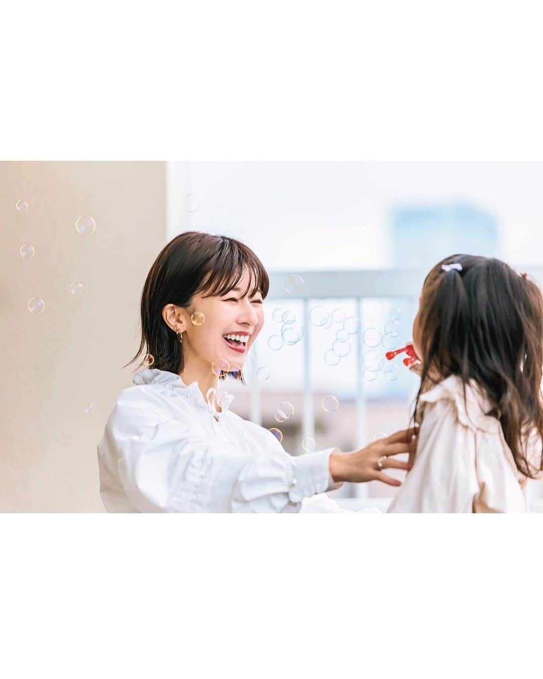 水野佐彩さんのインスタグラム写真 - (水野佐彩Instagram)「・ 4/7発売の @veryweb.jp 5月号で VERY的エスティ インフルエンサーに就任しました🌸  昔から大好きなダブル ウェア。 サラサラな仕上がりと 崩れにくさは みんなが知っている名品ですよね✨✨  そして下地は新発売の ダブル ウェア セカンド スキン クリーム プライマー✨ なめらかにしてくれるので ファンデがより均一に塗りやすくなり ぴったり密着してくれるんです。  私はよく娘と1日お出かけする時は こまめに鏡を見たりもできないので ダブル ウェアを使うんですが 夜までメイク直し要らずでサラサラ。  何年経っても大好きと思えるファンデは なかなかない❣️ これからマスクなしで生活していく中で さらに活躍しそう🫶🏻🫶🏻  #VERY的エスティインフルエンサー #VERY 5月号 #エスティローダー #PR」4月7日 20時03分 - saaya_mizuno