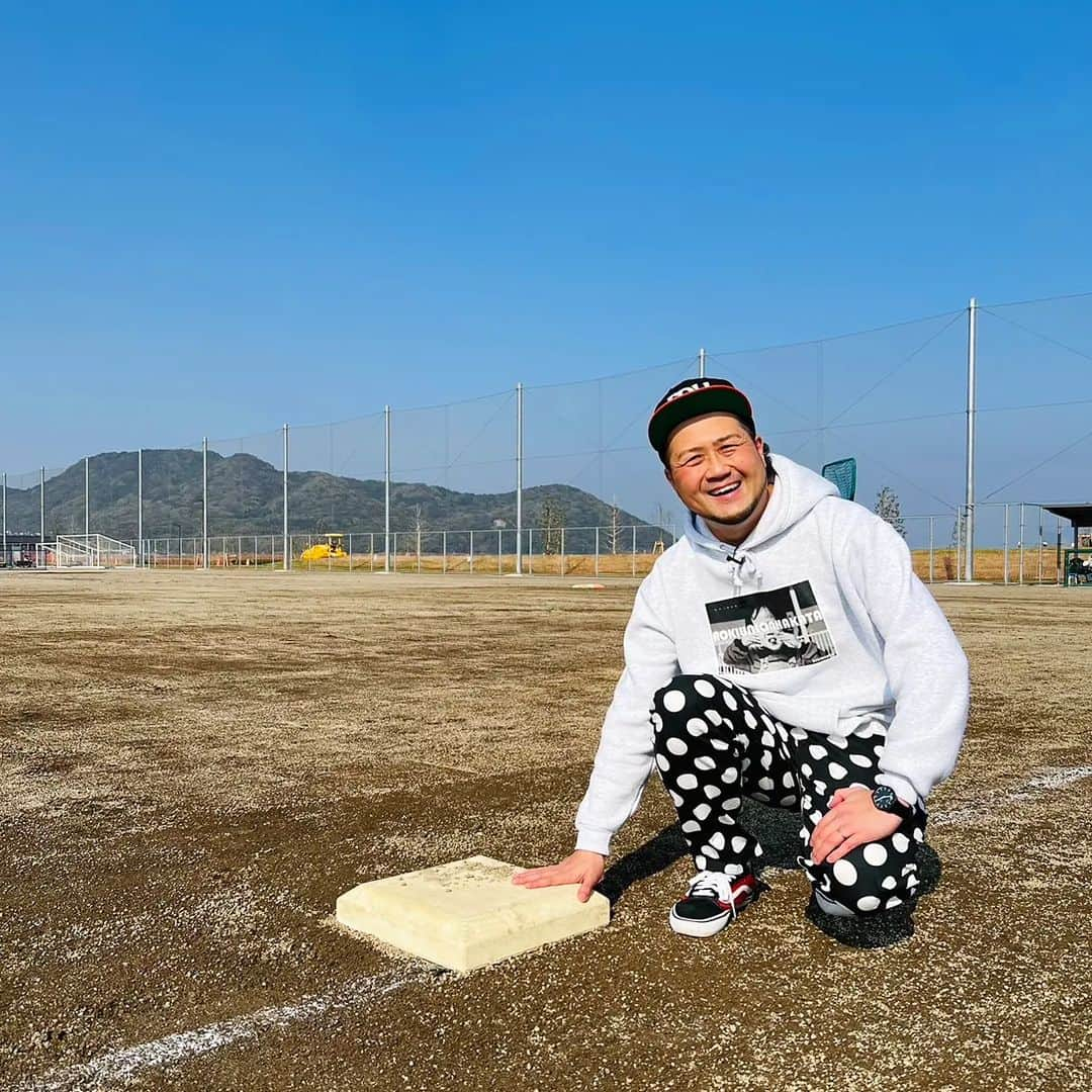 青木淳也のインスタグラム：「． サードに想い入れがある風に🤭 今日は浄水器でおなじみ タカギの女子ソフトボールチーム 【タカギ北九州ウォーターウェーブ】の練習に潜入！ ✰ 練習の活気と迫力に圧倒されました！ ホームラン競争やったりめちゃくちゃ楽しかったです！ これからますます応援します！ 選手のみなさんの今シーズンの活躍が楽しみです！ ✰ テレＱ『ばりすき！』 毎週土曜日25:00〜オンエア！ ご覧ください！ ✰ #ブルーリバー #ばりすき #テレＱ #TVQ #ロケ #博多 #hakata #福岡 #fukuoka #写真 #picture #photo #バラエティ #情報 #グルメ #福岡グルメ #ふれあい #絶品 #バリうま #ランチ #ファッション #お笑い #お笑い芸人 #タカギ #takagi #浄水器 #タカギ北九州ウォーターウェーブ #感謝」