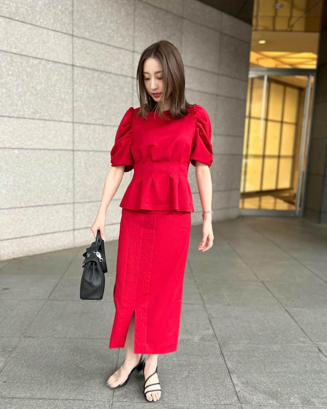 冨張愛のインスタグラム：「公私ともに8年お世話になっている 大好きな方とランチの予定があったので🤭🍽 ちゃんと化粧して← 届いたばかりのお洋服着ました❤️ 今日は湿度が高かったけれど さらっとした心地良い生地で快適に過ごせた💋お気に入り。」