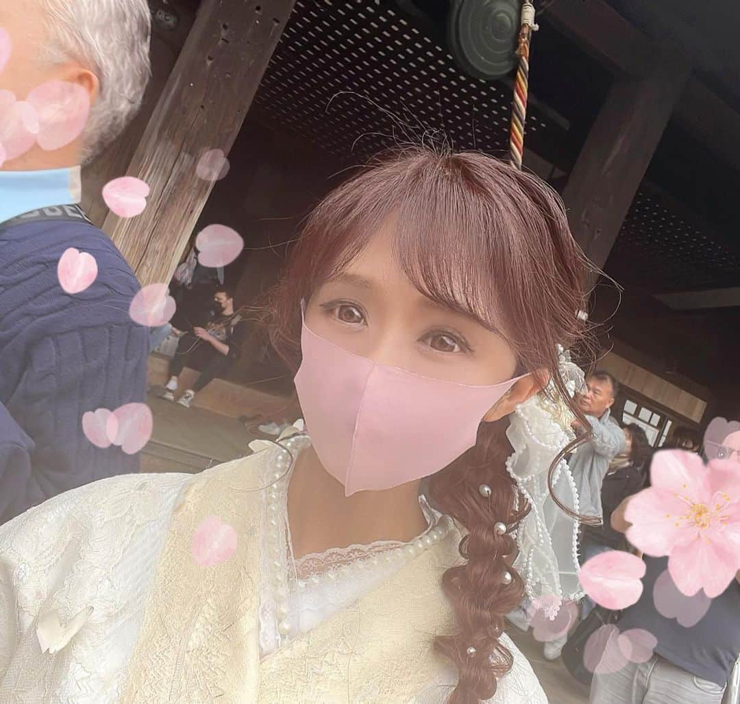 pe_momo.293さんのインスタグラム写真 - (pe_momo.293Instagram)「お疲れ様🌸. . . 知らない人が沢山入ってしまってるから🌸スタンプ隠し✨✨♡. . . . 週末も🌸見に行きたかったけど今日の☔️で🌸もう散っちゃったかもね😢. . . 今年は京都桜　第2弾嵐山近辺も最近、行ってきたよ❤️. 写真いっぱい撮ったけど色々忙しくて疲れて整理出来てない😢. また遅れて postするかもだから見てね♡. . . #京都嵐山 近辺🌸は ⭐️#渡月橋　🌸なかった😳. ⭐️#天龍寺. ⭐️#仁和寺. ⭐️#平野神社. ⭐️#京都御所　🌸なかった😳. ⭐️#二条城　🌙💕. 二条城はライトアップ行ったんだけどちょーど☔️が降り出してきて☔️の中😂. . . 今日も見に来てくれてありがとう❤️❤️. . . . お花見コーデ. @kimonorental_mocomoco . #京都着物レンタル#着物レンタルMocomoco#レース着物  . . . #お花見 #京都桜#京都桜巡り #お揃いコーデ #京都カフェ巡り#花見コーデ #着物コーディネート#着物ヘアアレンジ#着物女子#京都観光#京都旅行#着物好きな人と繋がりたい#京都カフェ#京都散策#女子旅  #京都着物レンタルもこもこ」4月7日 20時07分 - pe_momo.293