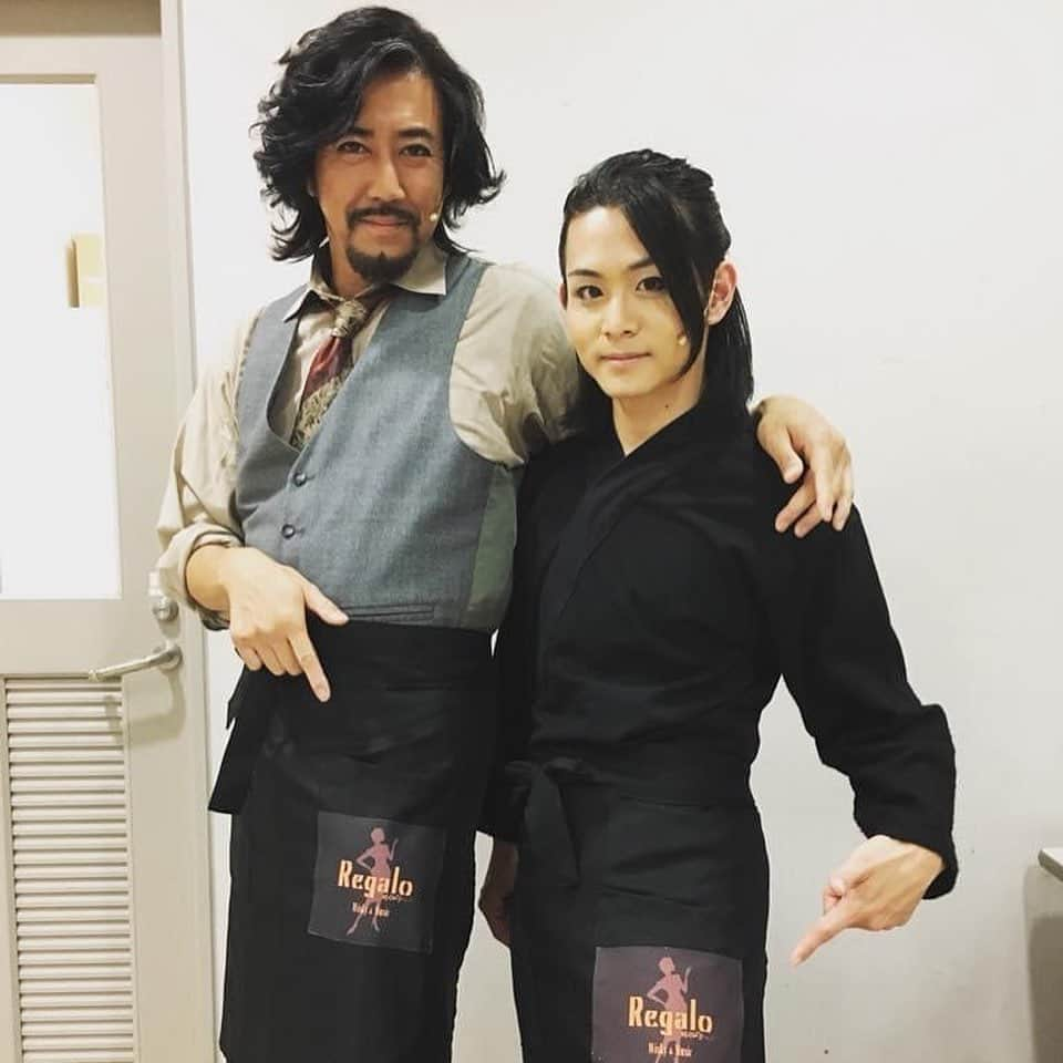 水谷あつしさんのインスタグラム写真 - (水谷あつしInstagram)「5月出演舞台『COLOR CROW -黑韻之翼-』の稽古がスタートしました。  『殺してもいい命』『WORLD』シリーズで出演させていただきました、Askさん製作。  『殺してもいい命』で共演した内田裕也君が中原裕也として原作、脚本を担当し舞台はシリーズ化され、映画化もされています。  キャストも演技派のイケメン揃い、 今回その中に年長おじさん俳優入れさせていただきました。  新長官　天王寺亘役です。  原作の裕也君からの役のイメージを聞いた時は笑ってしまいましたが、さて、どんな風に演じられるか、さぁチャレンジだ！  レギュラーキャストの中には久しぶりの姿が、、、  桑原水菜先生の『炎の蜃気楼』の舞台シリーズで殺陣衆演りながら、私演じる執行社長のお店レガーロ店員マサも演じていた、みやび(湯浅雅恭くん)。 変わってない。笑笑  ミラステ懐かしい。 懐かしの写真2枚。 セットのレガーロとお別れの日。 2017年10月17日。 こちら今回と同じシアター1010でした。  みやびはまた部下になります。  2023年5月4日(木祝)〜13日(土) シアター1010  http://colorcrow.net/  #舞台#カラークロウ#カラクロ#シアター1010#ミラステ」4月7日 20時09分 - achao726