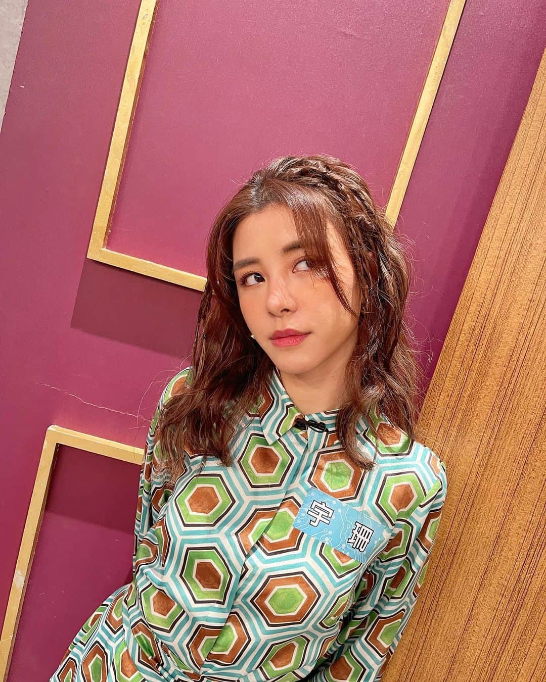 宇珊のインスタグラム：「這次跟我姊姊 @cloveryayakao 一起組隊 參加「全民星攻略」！ 斜槓軟裝設計師與斜槓畫家！ 第一part真的合作無間！ 聰明小腦袋有正常發揮！ But第二part有綜藝之神的眷顧🥲 我的獎品們….. 這集已經播出了 可以去補課囉～  服裝謝謝 @marella_official #marella」