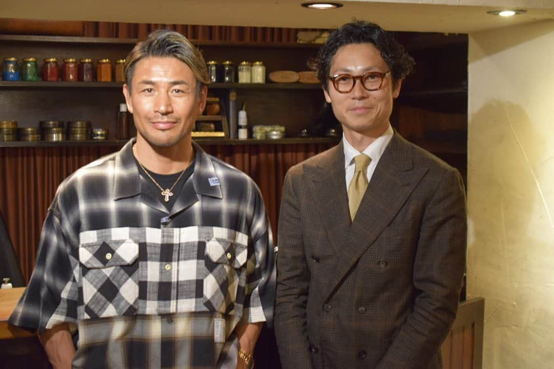 のインスタグラム：「@masato.official   魔裟斗さんがご自身のYouTubeチャンネルの撮影に来て下さいました！とにかくカッコ良過ぎました魔裟斗さん。来週金曜日に配信予定との事なのでよろしくお願いします！  #魔裟斗 さん #どんな靴を磨かせて頂いたかはお楽しみ #brifth #shoeshine #反逆のカリスマ」