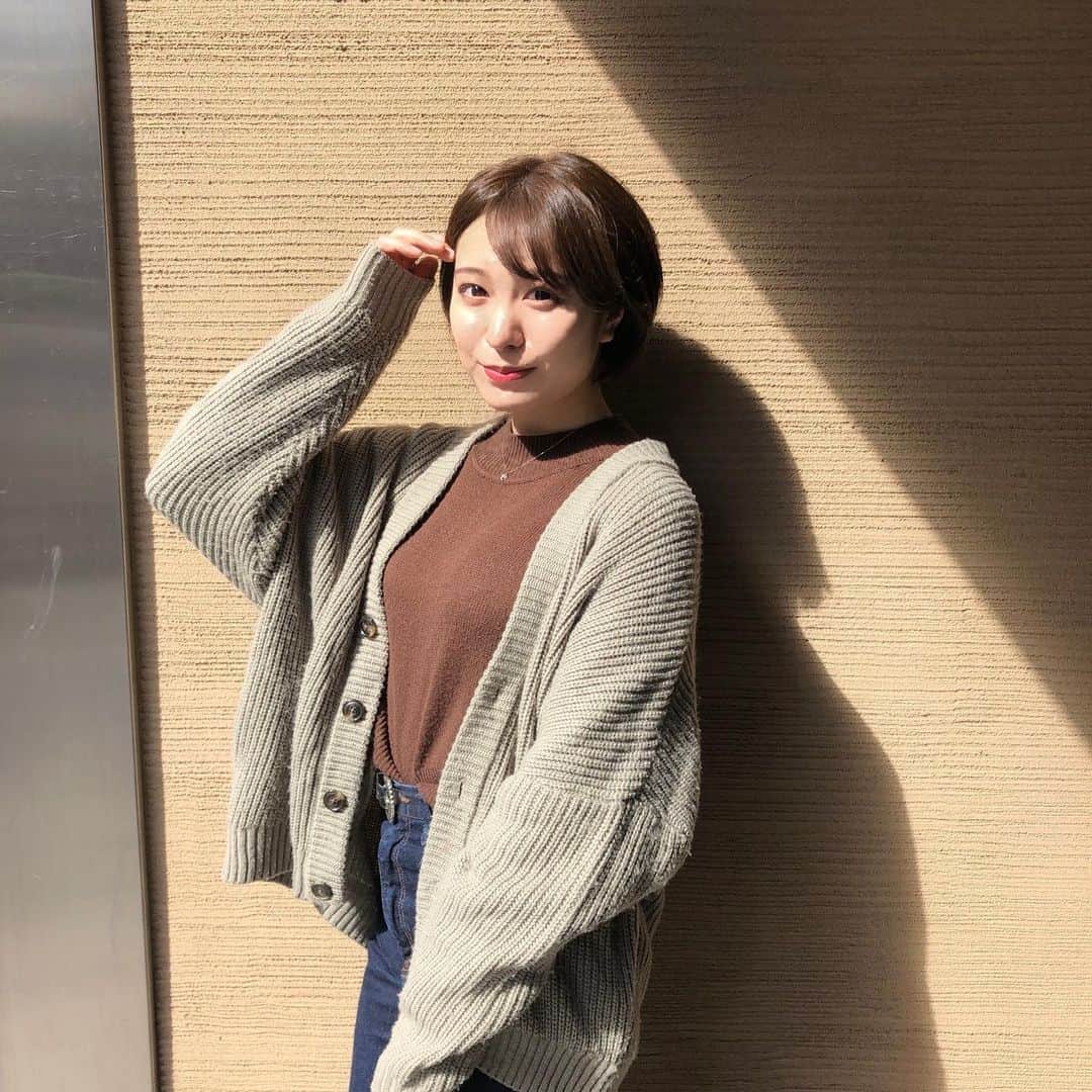 赤崎月香のインスタグラム：「・ 少し髪色をトーンアップ🧏🏻‍♀️  実は小学校からのお友達にやってもらいました...！ 髪質とかじっくり見てもらいながら 「赤崎はこっちの方がいいよ！」 とか教えてくれて、考えてくれて、心強いぞ〜！笑  またお願いします！！笑」