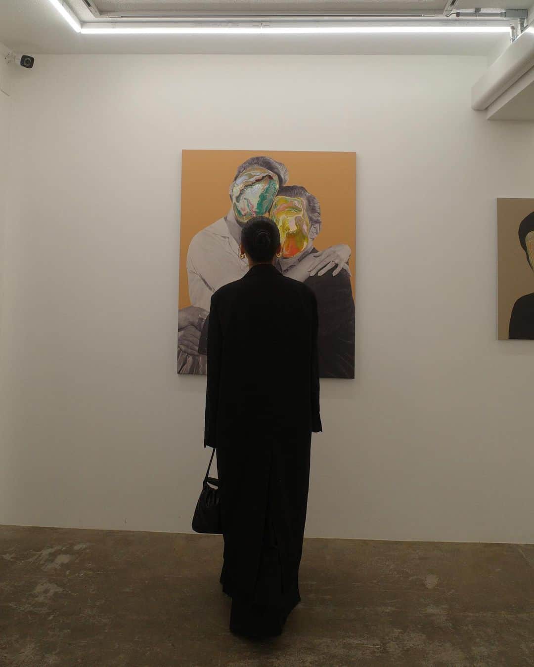 Icumi Oohamaのインスタグラム：「1. @e_n_a_58 アートを堪能した日。人と人をつなぐ"あくび"がテーマのART。その瞬間を切り取った彼女の感性がとっても面白い。会場に流れているあくびの声を聞き、私もあくびをしながらアートを楽しませてもらいました♩  2. @futsunoshop  マヨネーズ・ケチャップといつも使っているふつうのショップからドレッシングが出たので、ケチャップを使ったビーフシチューと合わせてサラダをいただきました♩この日は引っ越し片付け真っ只中だったのでチャチャっと簡単ごはん。簡単だけど、ふつうのショップを隠し味で心が満たされます☺︎  3. @ayame_id 展示会。モデルさんのかけているメガネをオーダーしました♩ツーブリッジのデザイン、探してもなかなかないので出会えて嬉しいな♩クリアのメガネもやっぱり気になるなぁ〜」
