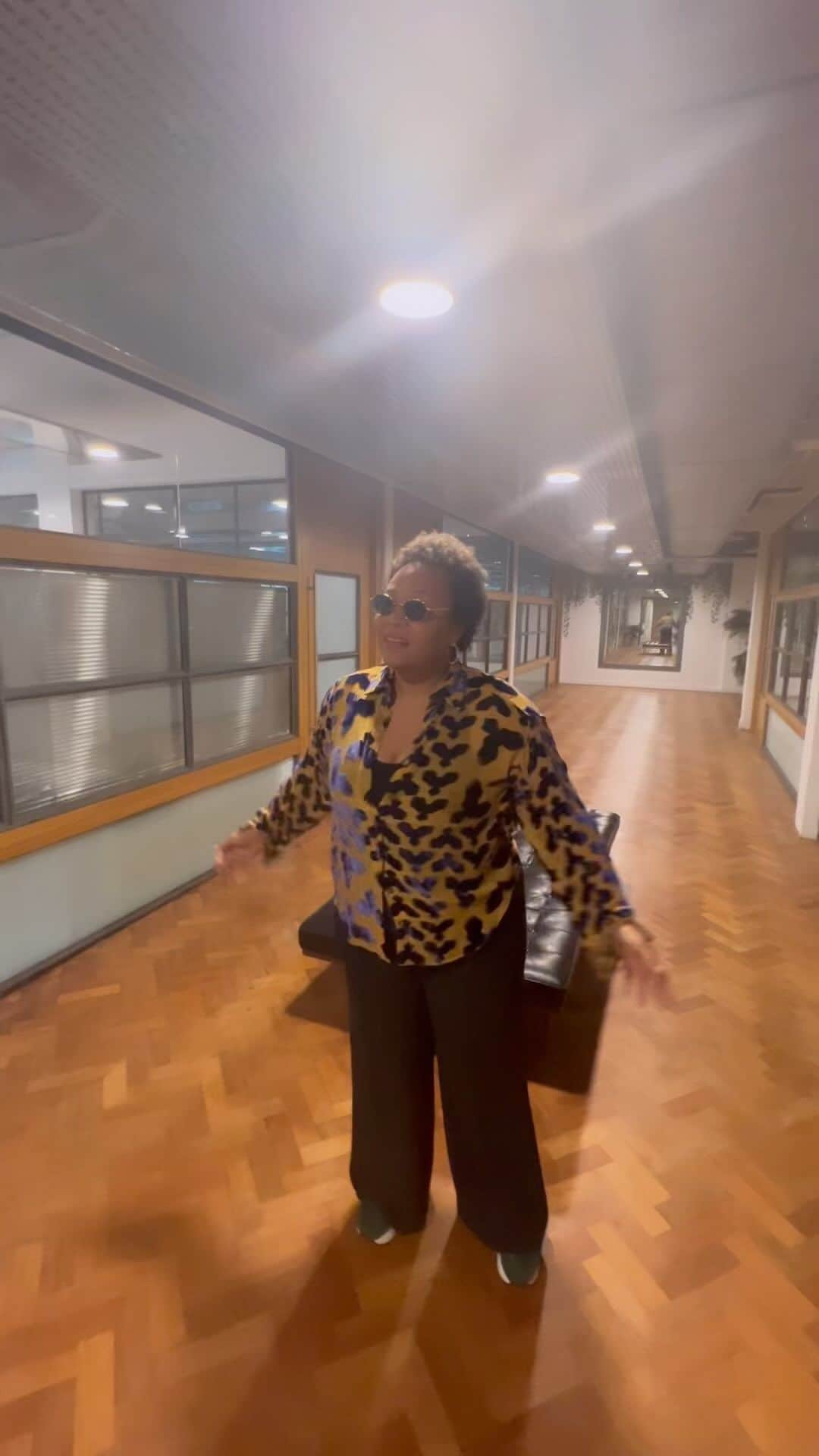 Emeli Sandéのインスタグラム：「It’s becoming a running joke how many times I’ve said this 😂 ….but today’s the day!! Album 5 completion day !! Here we go!! 💪🏽💪🏽🎙️🎶 💿」