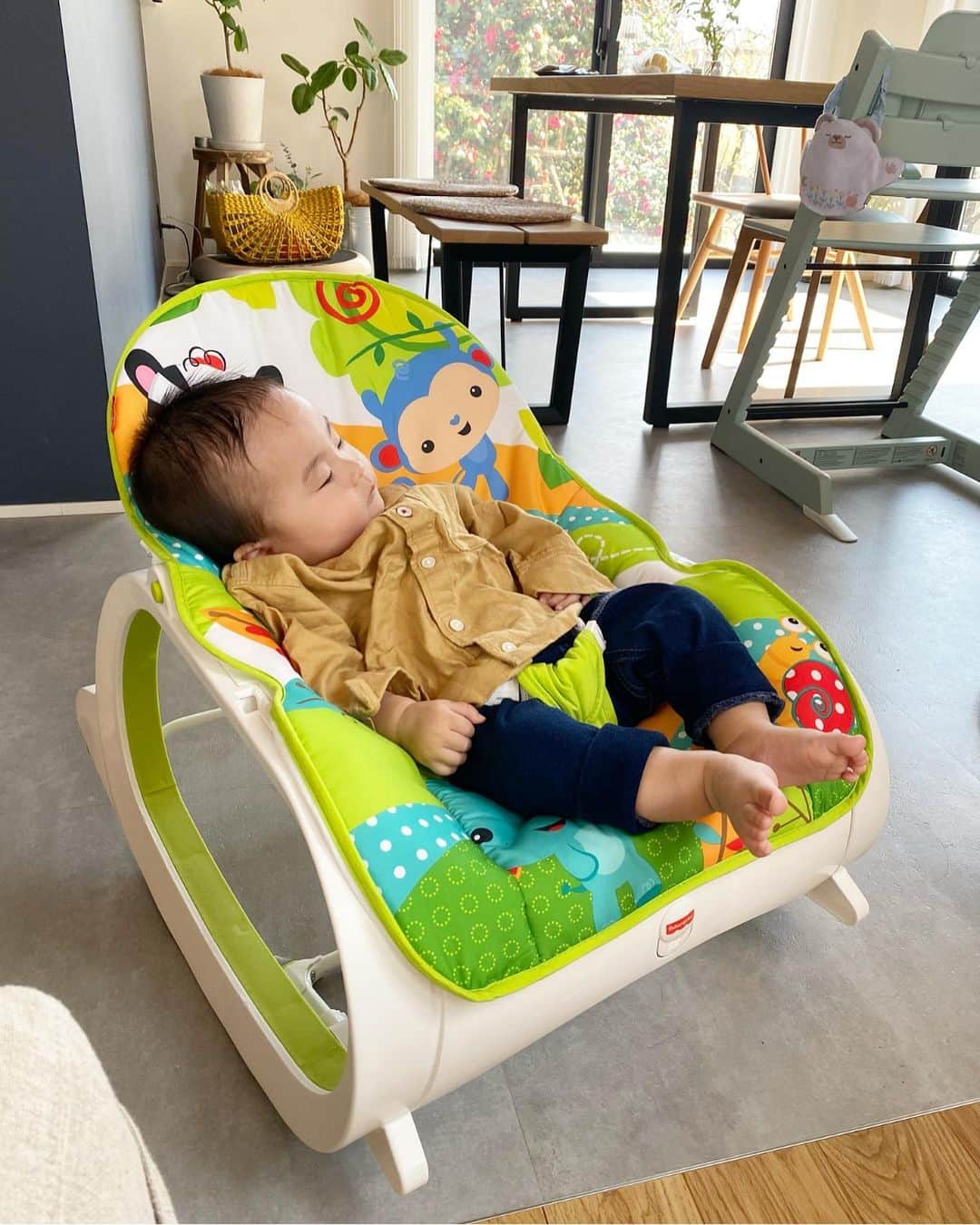 片桐優妃のインスタグラム：「我が家でも愛用している#フィッシャープライス の#インファントトドラーロッカー がママリの口コミ大賞に選ばれたそうです🏅 . だいぶお兄ちゃんになったのでこの上で大人しく遊んでいるということは減ったけど、遊び疲れたかなーというときやまったりしているときに座らせてあげると居心地良さそうにしています😊 振動するスイッチをオンにしてあげたら気持ち良さそうにお昼寝してました😴見てるこっちが癒される🥱❣️ . 多くのママたちに支持されるのも納得です😊🌼 . #プレイラボ #知育玩具 #五感わくわく #8ヶ月ベビー #バウンサー」