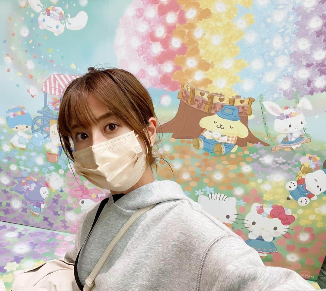 河村唯（うめ子）のインスタグラム：「本日からスタートの flower purolandをチラリと見てきました🫣✨  今回は、 先行お披露目会に応募せず😅 お客さんとして、初日を楽しみたいなぁと😊✨ 安定の一人ピューロで🙌  にしても "デニム×お花"って、こんなに素敵なのですね😍🎶 とても好みです✨ 元々、ピューロランドの中にあるお花の雰囲気が好きだというのと、 デニムが好きなので、 好き好きのコラボ😊🙌✨ 嬉しいかぎりの企画です！^_^  今回のshowも気になるところ✨😆 楽しみですーっ！  久々にnakayoku connectの退場シーンも見ちゃいました^_^ プリンの階段降りシーンがお気に入り。  #sanrio #sanriopuroland #Hellokitty #kawaii #ピューロアンバサダー #ピューロジェニック #サンリオ　#サンリオキャラクターズ #ピューロランド #キャラグリ　#ひとりピューロ　 #nakayokuconnect」