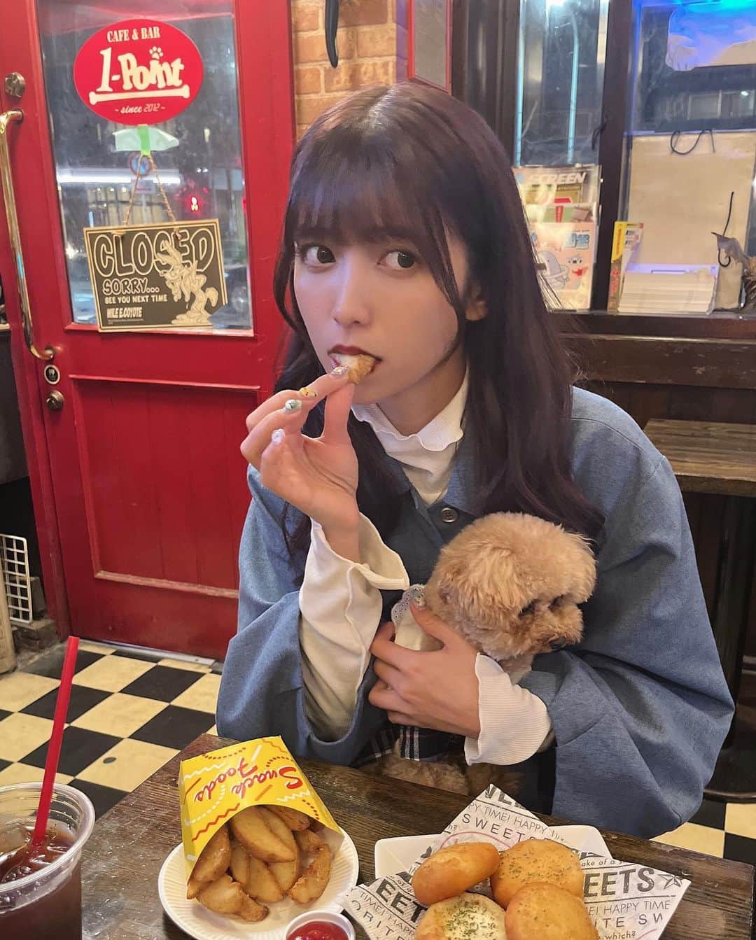 ゆんさんのインスタグラム写真 - (ゆんInstagram)「最近はぷぷと一緒に行けるカフェとか バー探して巡ること多いよ〜〜🐩◎  ここ食べ飲みしながら ボドゲとかプレステとかで 遊べるんだけどまた紹介するね😎」4月7日 20時18分 - yuntaaam_s2