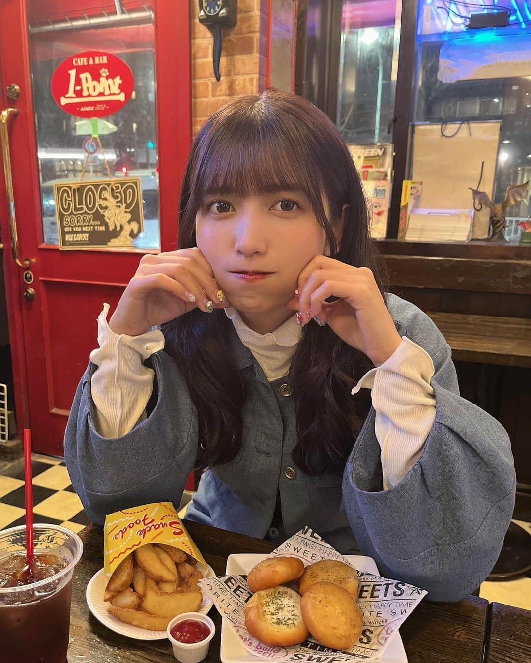 ゆんさんのインスタグラム写真 - (ゆんInstagram)「最近はぷぷと一緒に行けるカフェとか バー探して巡ること多いよ〜〜🐩◎  ここ食べ飲みしながら ボドゲとかプレステとかで 遊べるんだけどまた紹介するね😎」4月7日 20時18分 - yuntaaam_s2