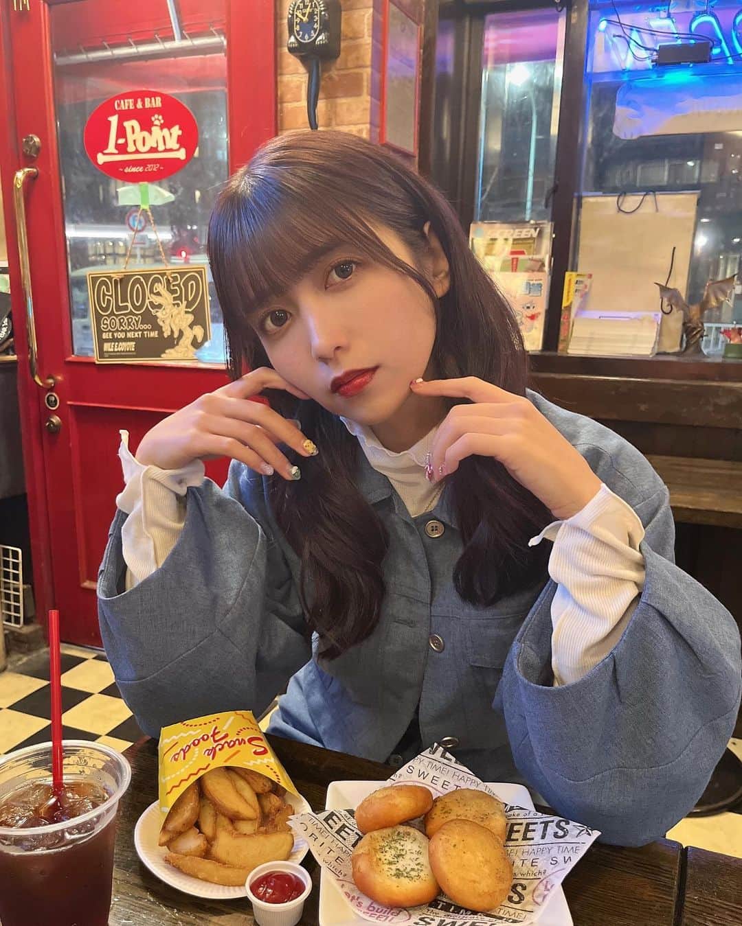 ゆんさんのインスタグラム写真 - (ゆんInstagram)「最近はぷぷと一緒に行けるカフェとか バー探して巡ること多いよ〜〜🐩◎  ここ食べ飲みしながら ボドゲとかプレステとかで 遊べるんだけどまた紹介するね😎」4月7日 20時18分 - yuntaaam_s2