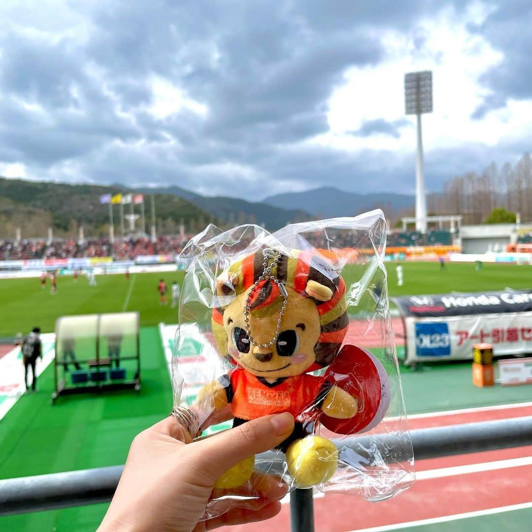 田中みかんさんのインスタグラム写真 - (田中みかんInstagram)「人生初！サッカー観戦⚽️ 山口県民なので、レノファ山口応援することにしました🧡 サッカーについて知識あんま無いから、最初の入り口は推しを作ることから始めたよ😅 人生初観戦してみた結果、 私の推しは生駒仁くんです🫰🏻❕ @ikomajin    #レノファ山口  #サッカー観戦  #サッカー  #レノ丸」4月7日 20時18分 - mikan__tanaka