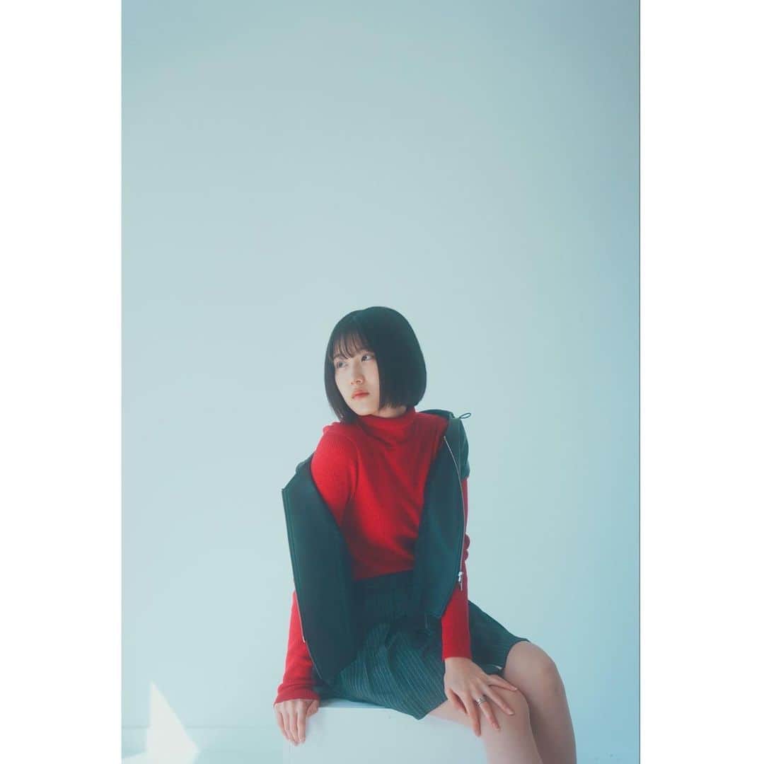 松城凜さんのインスタグラム写真 - (松城凜Instagram)「❤️🖤  model: Rin Matsushiro (@rin_mary4 )  photo: Yoichi Umeki (@ume___d._.b )  #松城凜 #太田プロ #女優 #ポートレート #赤 #スタジオ撮影 #photo #自然光 #red #portrait」4月7日 20時20分 - rin_mary4