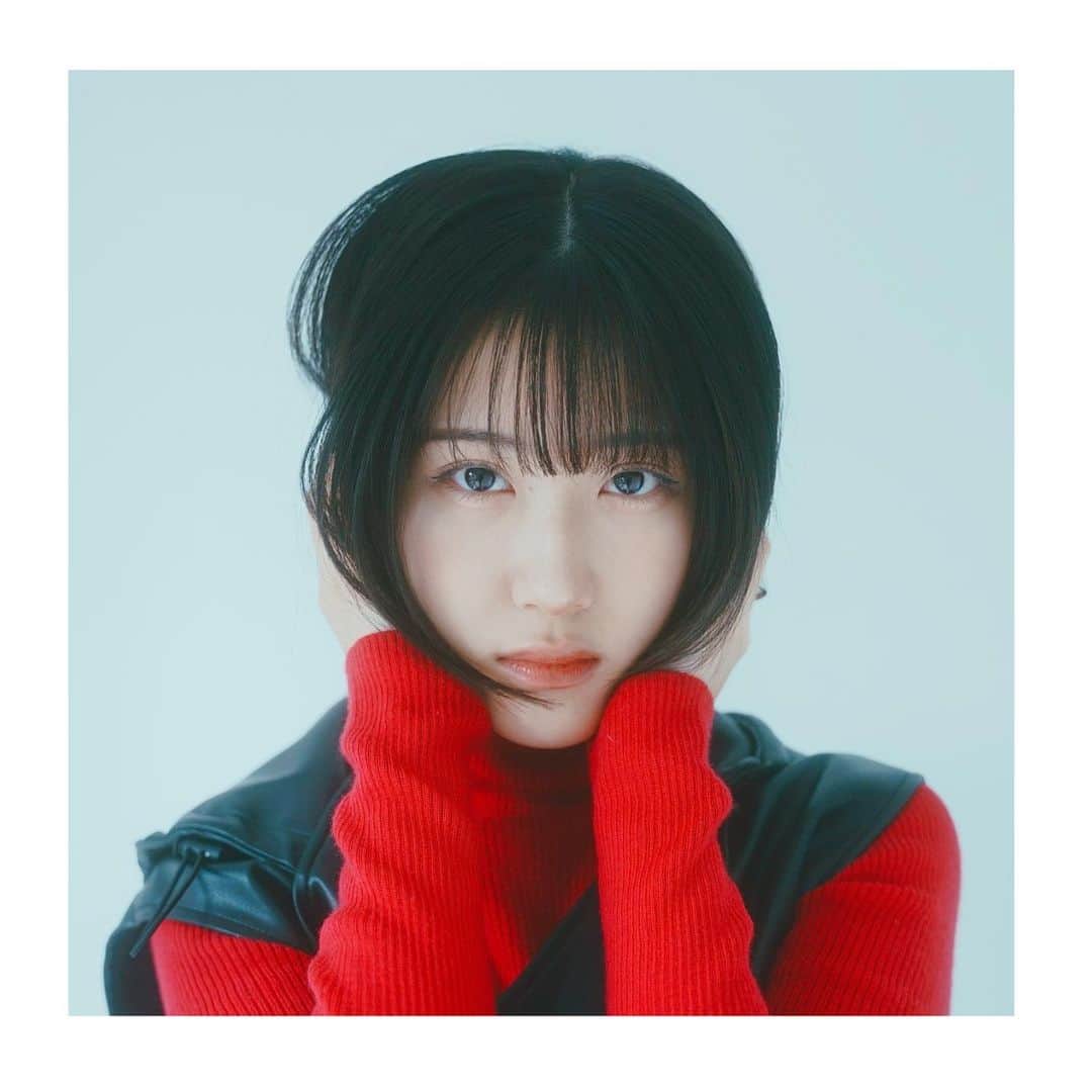 松城凜のインスタグラム：「❤️🖤  model: Rin Matsushiro (@rin_mary4 )  photo: Yoichi Umeki (@ume___d._.b )  #松城凜 #太田プロ #女優 #ポートレート #赤 #スタジオ撮影 #photo #自然光 #red #portrait」