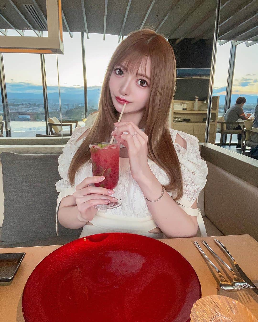 りのにゃんのインスタグラム：「ﾟ+.*ʚ♡ɞ*.+ﾟ ⁡ ⁡ ⁡📍Sorano Hotel ⁡ ⁡  ジュースじゃないよ🍸 ⁡ ⁡  お酒もいちごが好きです🍓♥️ ⁡ ⁡ ⁡ ⁡ ⁡ #Tokyo#歌舞伎町#六本木#キャバクラ#BAR#ホスト #soranohotel #ソラノホテル#soranospa#ホテルスパ #インフィニティプール#温水プール#ホテルプール #ルーフトップバー#snidel#彼女とデートなうに使っていいよ  ⁡ ⁡ ⁡ ⁡」