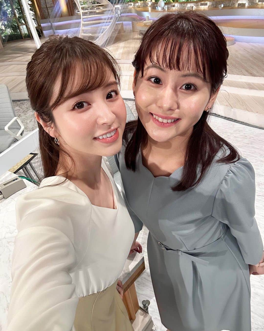 角谷暁子のインスタグラム：「この春から、水曜日のWBSに藤井アナが登場しています。藤井ちゃんももう２年目！私は、、７年目です！🥹 とても一生懸命にハキハキとニュースを読む姿、ぜひご注目くださいませ👀👀」