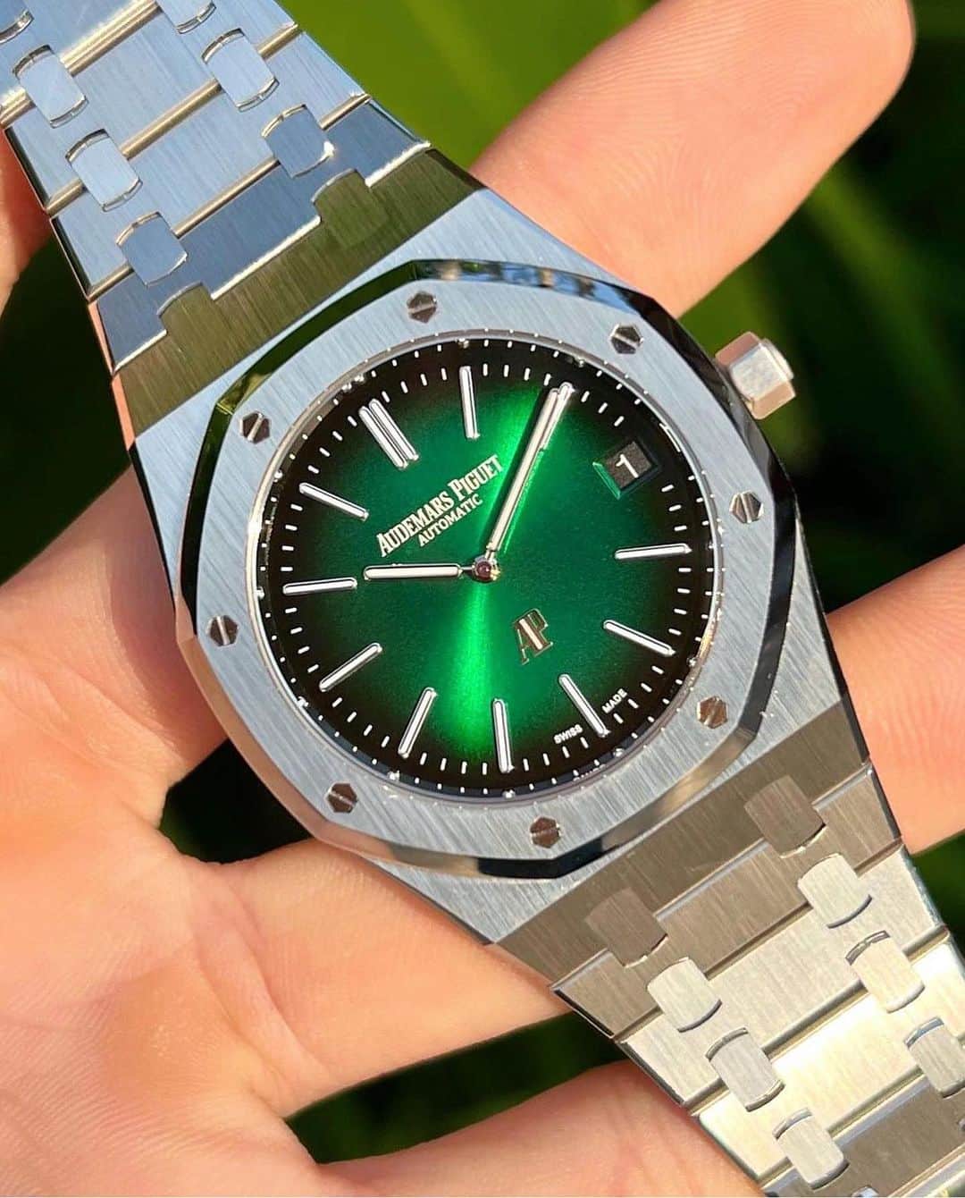 WATCHMANIAのインスタグラム：「50th Anniversary Roval Oak Jumbo Extra-Thin #16202PT in 950 platinum, with the smoked-green dial.  @horologymovement_ 📸」