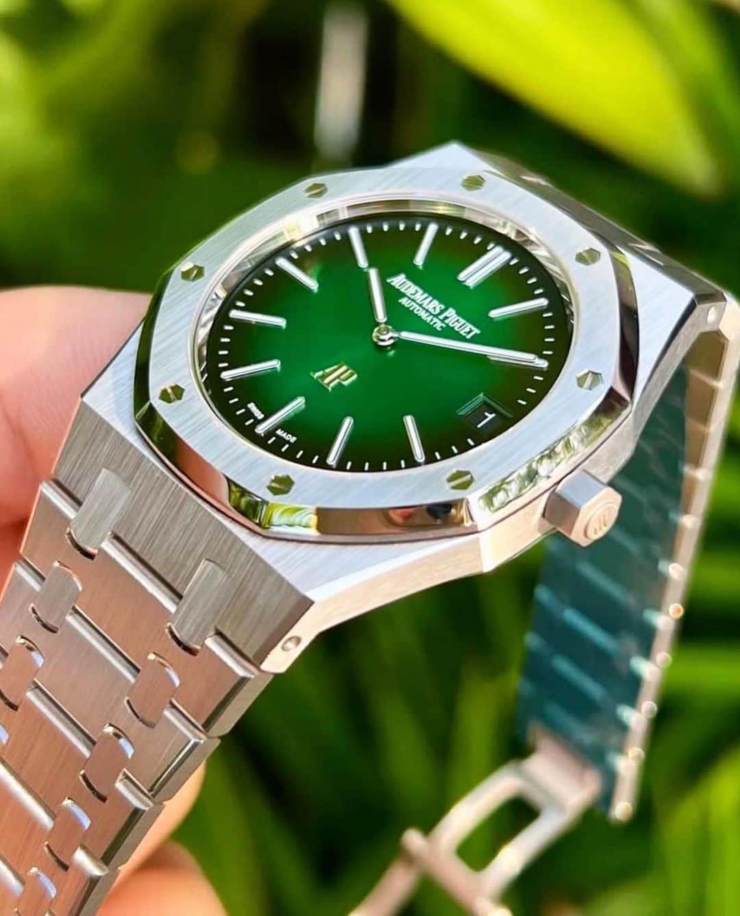 WATCHMANIAさんのインスタグラム写真 - (WATCHMANIAInstagram)「50th Anniversary Roval Oak Jumbo Extra-Thin #16202PT in 950 platinum, with the smoked-green dial.  @horologymovement_ 📸」4月7日 20時32分 - watchmania