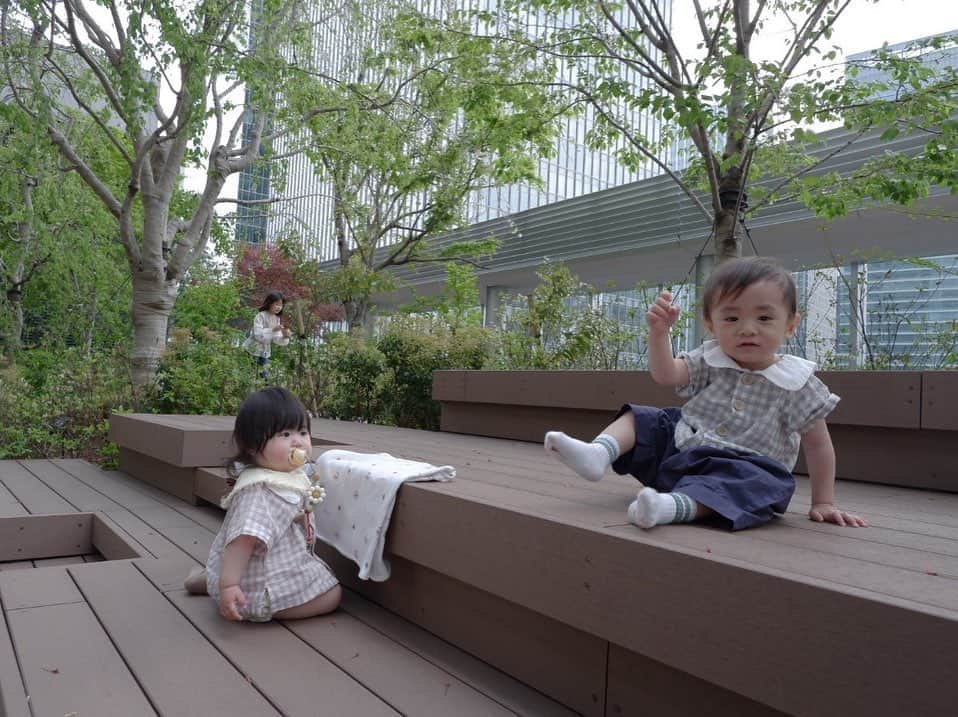 浜田翔子さんのインスタグラム写真 - (浜田翔子Instagram)「初ミッドタウン八重洲でlunch♡  くみちゃん🐥 @kumirei0526  が東京に遊びにきてくれました♡  ランチの時、隣のマダムに 『👶🏻👶🏻そのお洋服おそろいなの？かわいいわね🤍』 と話しかけてもらいました♡  騒いでても元気な証拠よ！ と優しい方達で ママ達の事まで褒めてくださり、あたたかい気持ちになりました♡  その話を旦那にしたら おそろいの服 私がプロデュースした商品です‼︎って言えばよかったのに！と言われました😂  くみちゃんがfamiliarのおそろいのプレゼントしてくれたの🥺🤍可愛いくてお気に入りbagです✨ 久々にコースのランチした気がする♡ミッドタウン八重洲の屋上もゆっくりできてよかったです✨  #ミッドタウン八重洲  #ベビー服」4月7日 20時25分 - shoko_hamada