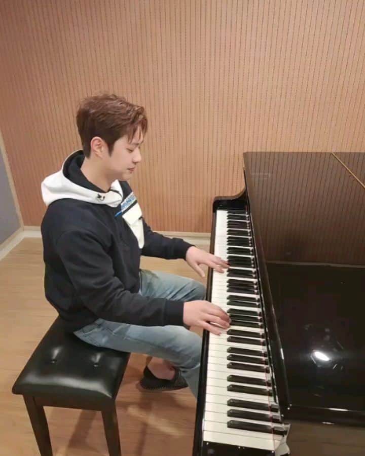 スンホ のインスタグラム：「1일 1업로드 추억의 볼륨업넘버 이발 거울샷」