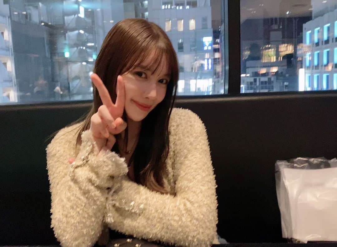 結城モエのインスタグラム：「皆さま、こんばんは✌︎💓  文章はこれまで、基本的にブログに書いていたのですが、 しばらくリニューアル中なので、 こちらに書こうかなと思います。  今夜から、"夫婦が壊れるとき"の放送が始まります。 イギリスのBBCでスタートし、 韓国でもリメイクされた作品ですので、既に内容をご存知の方もいらっしゃるかもしれません😌  ですが、日本の皆さまにリアルに感じて頂ける本を、 今回、脚本家の上野さんが作って下さいました。 主演の稲森さんを筆頭に、 現場のスタッフ一同力を合わせて、自信を持ってお届けできる素晴らしい作品が出来上がっています。  全13話で、とてもテンポ感がよく、ゾクッするような展開が沢山待っています。  私が演じる芽衣は、 どこか世の中に対して諦めのような気持ちを抱いている部分があります。そんな芽衣が、 陽子先生の存在、そして関わりを通して少しずつ変化、 成長していく姿を、皆さまに見守って頂けたら嬉しいです。  大塚監督、長尾監督、山元監督の御三方にも、 現場でお世話になり、 特に私が出演するシーンを多く担当して下さった長尾監督とは、芽衣のキャラクター像を沢山話し合い、 まだまだ未熟な私に向き合ってくださり、 学びの多い時間を過ごすことが出来ています。 心から、感謝しています。  最後に、もう一つ見所をお伝えしたいのですが、 劇中では、多くのピアノのクラシック曲が使われています。 幼い頃からピアノに触れてきた私にとっては、 音楽によって作られる世界観もお気に入りの一つです。 是非、目でも耳でも楽しんで下さい。  それでは長くなってしまいましたが、 今夜放送の"夫婦が壊れるとき" お楽しみに😌💔  #日テレ #金曜deep #夫婦が壊れるとき」