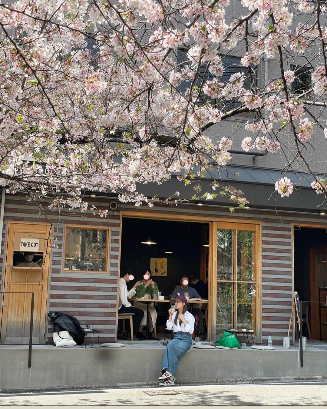 サキのインスタグラム：「桜の季節に一回は行ってみたかったカフェ🌸 #murmurcoffeekyoto   土曜日の11:30ぐらいに行ったら4〜5組待ってたけど比較的すんなり入れた💕ここのラテ美味しかったなあ〜🥺🌸」