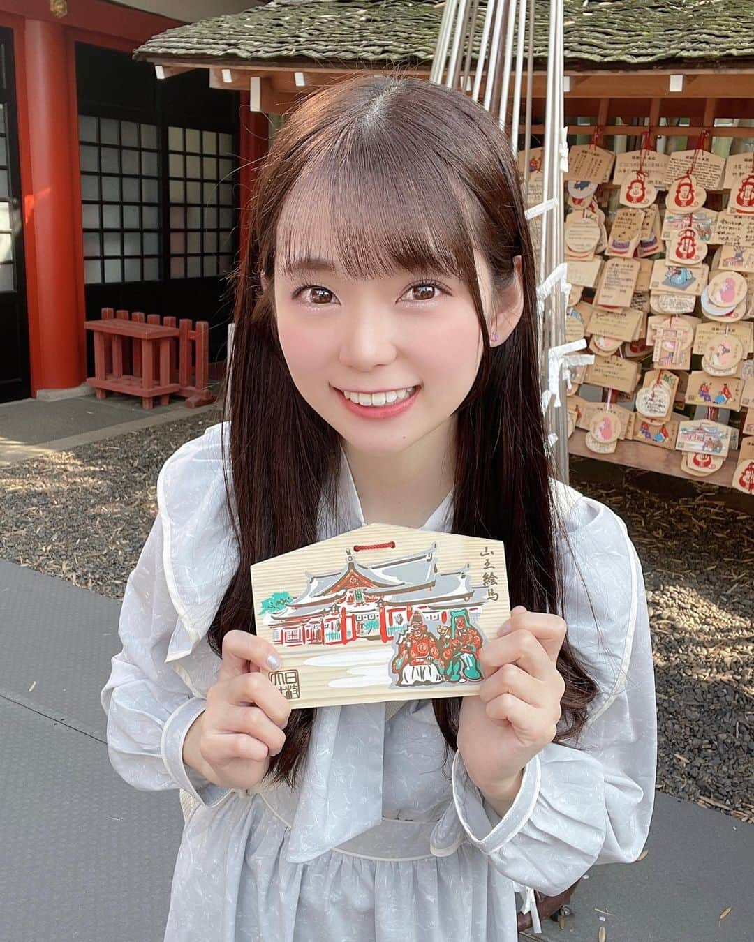 白石真菜のインスタグラム：「2023.04.07🎂 誕生日を迎えました〜！！  日枝神社で素敵な25歳になるようにお願いしてきました🙏  精進して参りますので、よろしくお願い致します🙇🏻‍♀️՞   #白石真菜 #しーまな #白石真菜生誕祭 #日枝神社」