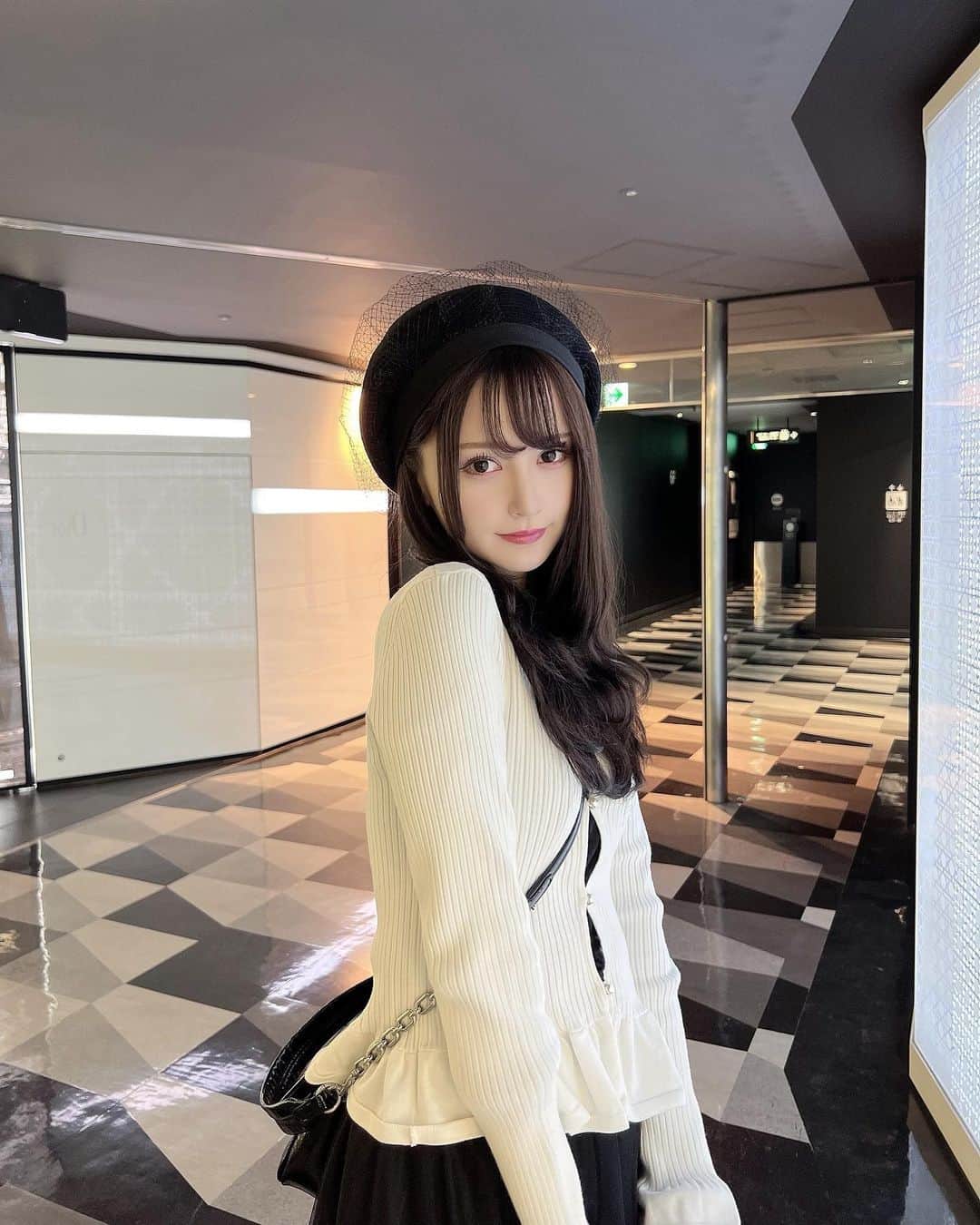 山本望叶のインスタグラム：「ベレー帽きゃわ^-^♡♡♡  #ootd #code #コーデ #春服コーデ #ベレー帽 #ロングスカート #eimyistoire #meltthelady #zara」