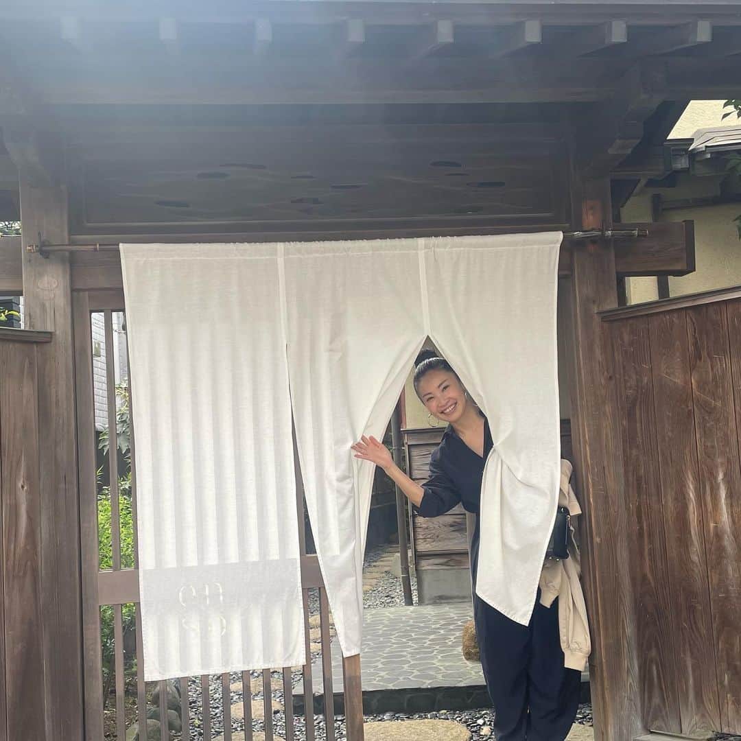 吉村民さんのインスタグラム写真 - (吉村民Instagram)「大好きなお店に出逢えました♡ 鎌倉の古民家レストランensoです。 @enso_osaji   地元産や旬を大切にした食材と、発酵や香りにフォーカスした料理をいただけるのですが、感動でした🥺  美味しくて香りがいいだけではなく、食べたことない味にも出逢えて、驚きと感動、そして、楽しさも味あわせてくれるのです！  お料理をいただきながら、これはどんな食材がどういう風に使われているんだ？ この香りは、この味はなんだ？ 可愛い！美しい！面白い！と 五感がフル稼働😂  さらに、enso Head chefの 藤井匠シェフの発酵オタクっぷりも最高なのです。 @takumifujii   様々なものを発酵させている棚は、 レストランの入口ではなく、研究室？！ そして、藤井シェフの発酵オタクっぷりも、博士？！と 思わせる知識量。  元々、発酵には興味がありましたが、発酵とはこんなに奥深く、幅が広く、こんなに沢山のアレンジができるんだ！と感動と驚き。  唯一無二のレストランに出逢えました。  地元産や旬を大切にした食材を使われているということで、 メニューも少しずつ変わり、、、3ヶ月程で、メニュー全体も変わるそうです。  100年以上歴史のある古民家というロケーションも素敵でしたし、 元々好きな鎌倉がもっと好きになりました。  メニューが変わるごとに行きたいです♡  #鎌倉 #enso  #鎌倉グルメ  #鎌倉カフェ  #鎌倉観光  #鎌倉ランチ  #鎌倉デート  #鎌倉食べ歩き  #発酵  #発酵食  #発酵生活  #発酵料理  #古民家  #古民家レストラン  #古民家カフェ」4月7日 20時29分 - yoshimuratami