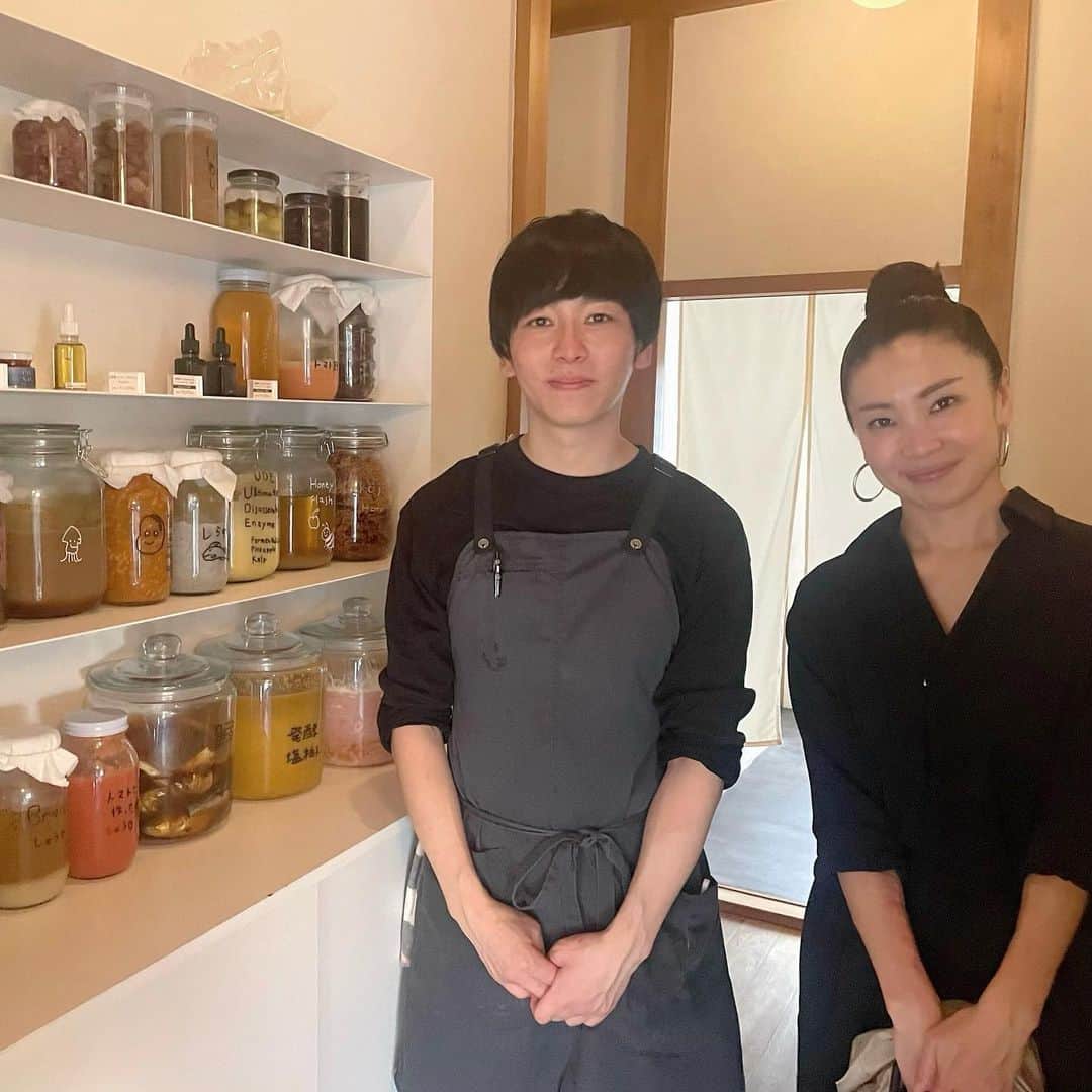 吉村民さんのインスタグラム写真 - (吉村民Instagram)「大好きなお店に出逢えました♡ 鎌倉の古民家レストランensoです。 @enso_osaji   地元産や旬を大切にした食材と、発酵や香りにフォーカスした料理をいただけるのですが、感動でした🥺  美味しくて香りがいいだけではなく、食べたことない味にも出逢えて、驚きと感動、そして、楽しさも味あわせてくれるのです！  お料理をいただきながら、これはどんな食材がどういう風に使われているんだ？ この香りは、この味はなんだ？ 可愛い！美しい！面白い！と 五感がフル稼働😂  さらに、enso Head chefの 藤井匠シェフの発酵オタクっぷりも最高なのです。 @takumifujii   様々なものを発酵させている棚は、 レストランの入口ではなく、研究室？！ そして、藤井シェフの発酵オタクっぷりも、博士？！と 思わせる知識量。  元々、発酵には興味がありましたが、発酵とはこんなに奥深く、幅が広く、こんなに沢山のアレンジができるんだ！と感動と驚き。  唯一無二のレストランに出逢えました。  地元産や旬を大切にした食材を使われているということで、 メニューも少しずつ変わり、、、3ヶ月程で、メニュー全体も変わるそうです。  100年以上歴史のある古民家というロケーションも素敵でしたし、 元々好きな鎌倉がもっと好きになりました。  メニューが変わるごとに行きたいです♡  #鎌倉 #enso  #鎌倉グルメ  #鎌倉カフェ  #鎌倉観光  #鎌倉ランチ  #鎌倉デート  #鎌倉食べ歩き  #発酵  #発酵食  #発酵生活  #発酵料理  #古民家  #古民家レストラン  #古民家カフェ」4月7日 20時29分 - yoshimuratami