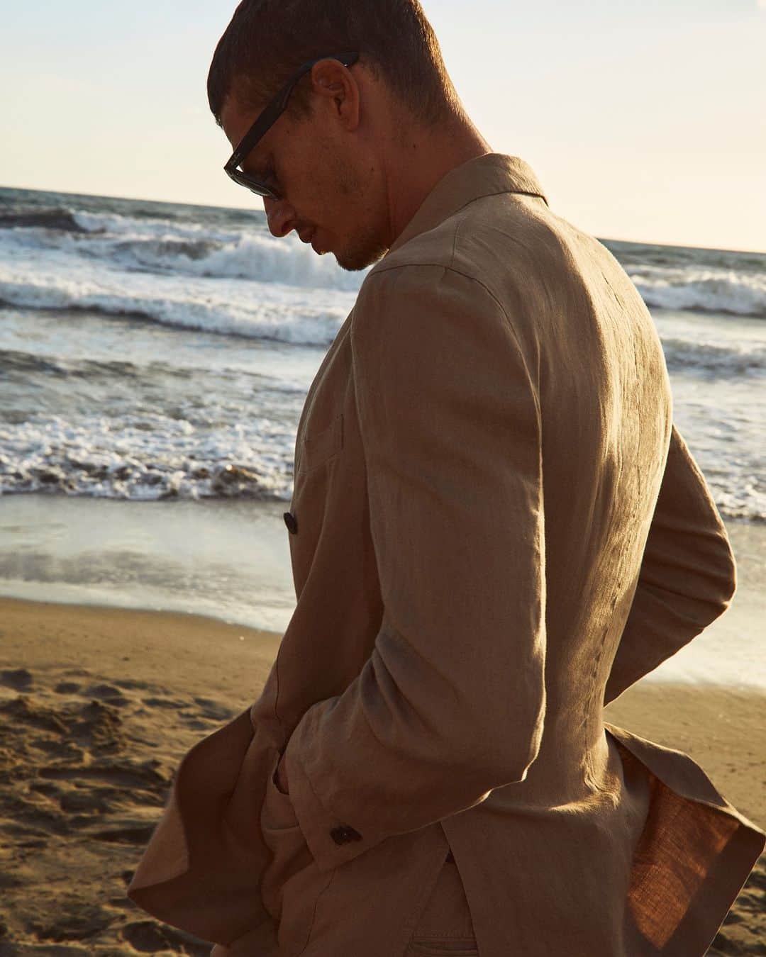 ボリオリのインスタグラム：「Touch of linen. Discover the new modern attitude to wear our washed linen double-breasted K-Suit. Boglioli represents the innovative spirit of the contemporary man through elegance, modernity and functionality. View the suits selection on www.bogliolimilano.com #doublebreastedsuit #modernattitude #linen #boglioliofficial」