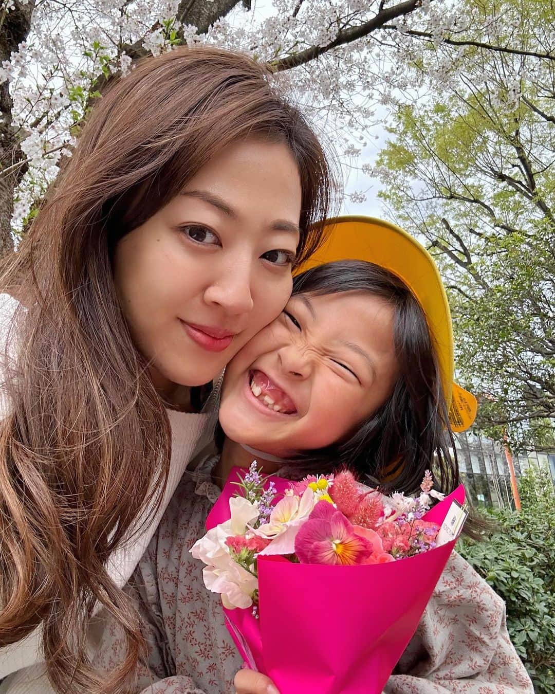高橋有紀子のインスタグラム：「* ゆいまる、黄色い帽子を被ったピカピカの一年生から ママの知らない世界がどんどん広がる 小学２年生になりました👧🏻🌸  一年生の修了式の日、 お手紙とブーケを用意してたら 逆サプライズに手作りの花束をくれた🥹💐  小学生になって1年、 宿題や習い事に追われて、 すっかりお友達との時間が増えて、 ママと手を繋ぐ時間はグンと減った。  こんな風に素直に(?)愛情をぶつけてくれるのは いつまでだろう🥺と思いつつ、 相変わらず日々ガミガミ母ちゃんなのであります👹  2年生もゆいまるらしく、 沢山のお友達と楽しんでくれることを願って🙏🏽🌈  #2年生 #成長記録 #歯抜け」