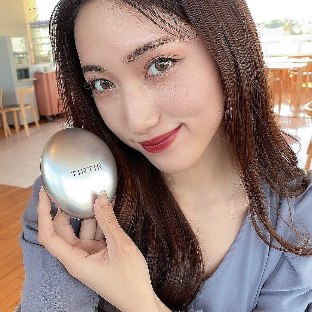 岩下真奈さんのインスタグラム写真 - (岩下真奈Instagram)「2023.04.07 #cosmetics 🎗 * TIRTIR ( @tirtir_jp_official ) 大人気クッションファンデ 新作のシルバーをゲットしたよ〰️‎🤍✨ . .*･ﾟ〖 TIRTIR MASK FIT AURA CUSHION 〗.ﾟ･*. . . ものすごく綺麗なツヤ肌に仕上がるの❤︎ なんと72時間もオーラ光彩(ブライトニング)が続くんだとか🫧 . 肌への馴染み方も本当に抜群で使いやすい。 元々自分のツヤですよ～って感じで内側から発光する🥹 . . そして例のごとくマスクフィットシリーズなので マスクにつかない=メイクが落ちない 天下のキープ力⚡️ . 私は 21N IVORY のカラーを選んだよ🪄 . . もう病みつき過ぎてこれしか使えなくなっちゃう🫠💕 . 新作最高過ぎるので伝わってほしい。 気になった方は是非お試しあれ！！布教~~⚐ﾞ . . . #TIRTIR #マスクフィットオーラクッション #sponsored #最強ベース #マスクフィット #マスクフィットシリーズ」4月7日 20時41分 - mana_mdleam