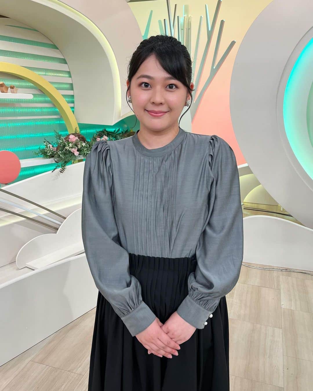 のインスタグラム：「* あす、4月8日、土曜のお昼の新番組 『LIVE！コネクト』がはじまります✨  MCは石井亮次さん✨ 私はスタジオ進行を担当します！  第一部は、午前11：20～11：50 第二部は、午後  0：00～  1：00 です。  毎週土曜日、お昼の生放送、是非ご覧ください😊  (これは、newsランナー初週の木曜日・金曜日を終え、 少しホッとしてるきょうの写真です🤳)  #LIVEコネクト#ライブコネクト #MC #石井亮次 さん #新番組 #カンテレ #アナウンサー #谷元星奈」