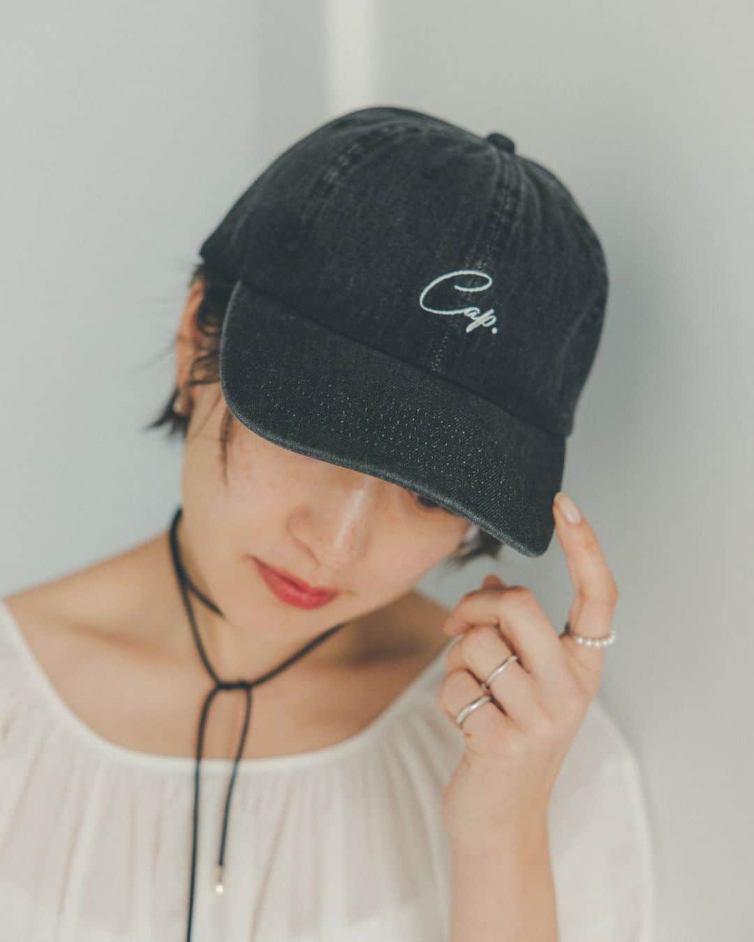 オブレクトのインスタグラム：「昨日、高山都さんがインスタグラムでご紹介してくださったキャップはこちらです🧢✨  Miyako Takayama × oblekt  ✔︎oblekt "Cap"cap ￥4,950(税込)  アメリカ、ニューヨーク発のトータルハットブランド”ニューハッタン”とオブレクトのコラボキャップとなります。 シンプルで定番のベースボールキャップで、どんなスタイルにも合わせやすい万能アイテム。 ジャケットスタイルにハズしアイテムとして、カジュアルなスタイルにもマッチする定番のデザインとなっています。  ブラックだと重くなりがちですが、ヴィンテージウォッシュ加工された素材感で、程良いこなれ感を出すのにピッタリです。 サイズ調節のアジャスターもついており、内周48c〜64cまで対応可能。綿100%の商品です。  ハットもございます✨  ✔︎oblekt denim co hat  ￥6,050（include tax）  トレンドのバケットハットで、どんなスタイル、シーンにも合わせやすい万能アイテムです🌿 スポーツやアウトドアスタイルから、カジュアルなスタイルにもマッチする定番のデザイン。 ブラックだと重くなりがちですが、ヴィンテージウォッシュ加工された素材感で、程良いこなれ感を出すのにピッタリです。  サイズ展開は2種類のS/M(約58c)  L/XL(約60c)となっています✨  他にもoblekt のロゴの入ったキャップやハットもご用意してます✨  ✔︎oblekt denim co cap ✔︎oblekt "Hat" hat  ——————————————  高山都さん @miyare38 との春のコラボレーションアイテムが好評発売中です🌿  今回はON / OFF、様々なシーンで活躍する、都さんこだわりの計3型。  【ONでも OFFでも カジュアルにもフォーマルにも ゆるっともかっちりも。 色使い次第、着こなし次第で、両A面なアイテムを。 軽やかに、しなやかに、纏うを楽しむ、春がやってきます。】  詳しくはoblekt 公式オンラインストア（Re:Circulet リサーキュレット）をご覧ください✨  +++++++++++++++++++  【オブレクトの公式ストア サイト移行・リニューアルオープンのお知らせ】  昨年7/22(FRI)より、 Re:Circulet（リサーキュレット）にてoblekt 公式オンラインストアがリニューアルオープン致しました✨ https://recirculet.com/oblekt/  【旧oblekt ストア会員様】 リニューアルに伴うシステム変更により、 パスワードの再設定が必要となります。 お手数をお掛け致しますが 下記より設定をお願いいたします。 （再設定していただきますと、旧サイトのポイントが移行されます） https://recirculet.com/ap/member/login  また、新サイトへ再設定していただく、又は新規会員登録していただきますと、2000円 OFF couponをプレゼント中です！ ぜひこの機会にご利用ください。  皆様にはご不便をおかけいたしますが、 何卒ご理解いただきますようお願い申し上げます。  ——————————————  #miyakotakayama #高山都 #oblekt #オブレクト」