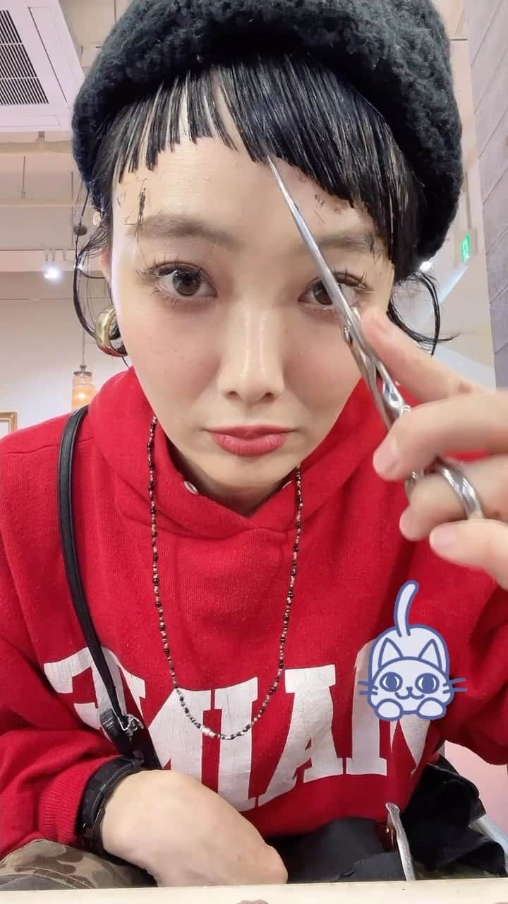 田中真奈美のインスタグラム：「前髪伸びてた❤️ . チョキチョキ😉✂️🎶 . . . #福岡ママ  #福岡美容室  #福岡美容師」