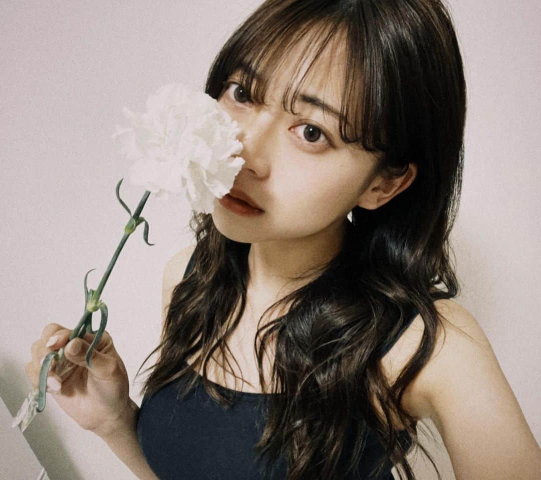 千葉祐夕のインスタグラム：「シンデレラフェス後、友達がお疲れ様、と真っ白なカーネーションをくれまして。照  お花だいすき  私と言えばなんのお花のイメージ、、？」