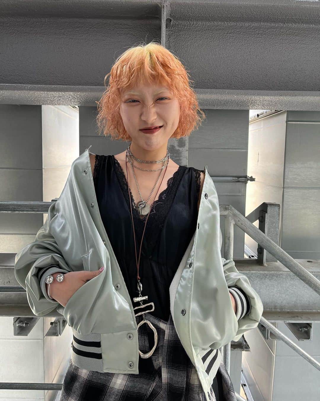RINのインスタグラム：「・ パーマかけて貰った時にきっと、ブリーチはもうしないよぉ〜って言ってたと思うけど、結局反動で抜きたくなっちゃうね🥱 カートのダサボブとヘザーの抜きっぱムラ感で。 実際見るともっとちゃんとださいの、可愛い🤦🏻‍♀️ ずるいねぇカートは。なんでも良く見えちゃうんだからーー」