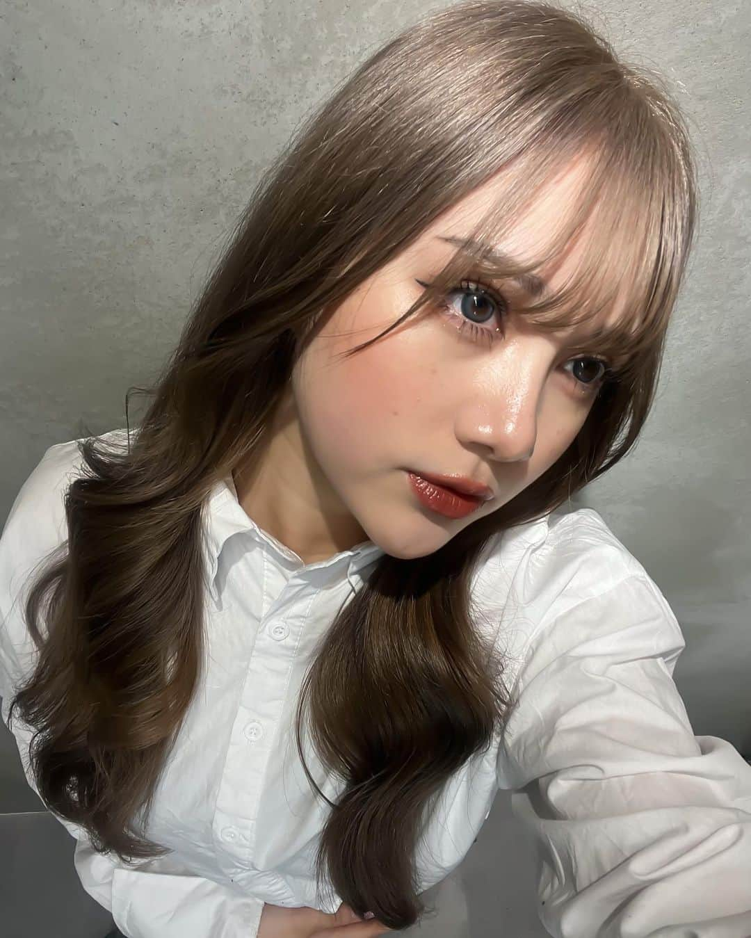 樽井みかさんのインスタグラム写真 - (樽井みかInstagram)「𝐍𝐞𝐰 𝐡𝐚𝐢𝐫. 💇🏼‍♀️  みてー！前髪！！！  今回は前頭ブリーチで明るめグレー♡  初めて新店舗 @alma_byrosa  で染めてもらいました✨ 店内の雰囲気がちょーわたし好み！！！  @alma_rosa_seiya0612 さん いつも有難うございます♪ ・ ・ ・ ・ ・ #newhair #haircolor」4月7日 20時37分 - miiica_home