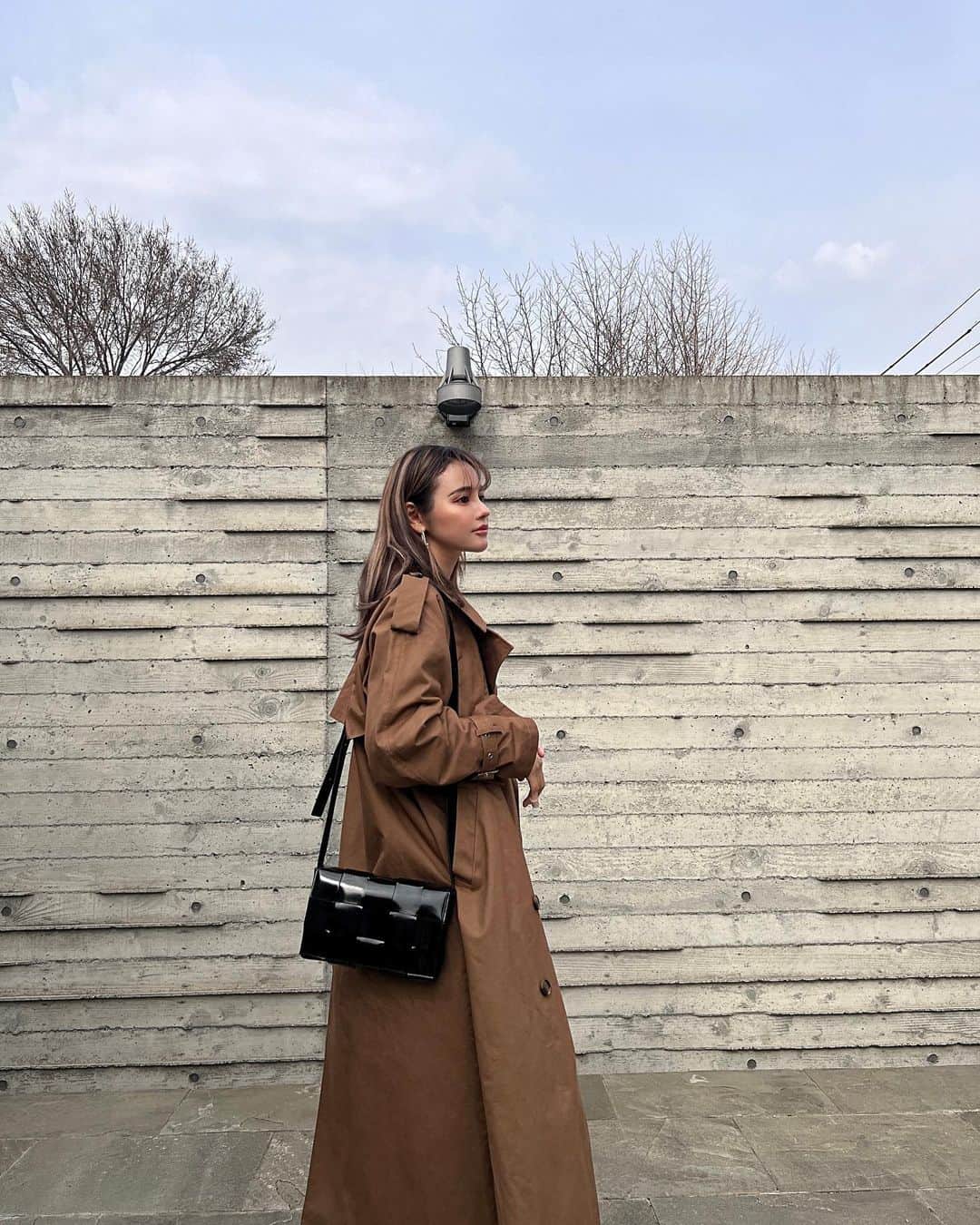 Rika Sasaki JPNのインスタグラム：「完売していたトレンチコートの再販 が決定いたしました🤎🤎🤎！ ほんとにたくさんのリクエスト ありがとうございました🥹❤️🫶🏽 明日4/8 12:00〜スタートです🧥 @aeddy.official」